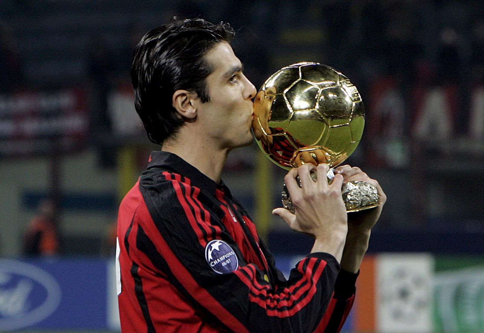 Kaká, con el Balón de Oro que ganó siendo jugador del Milan.