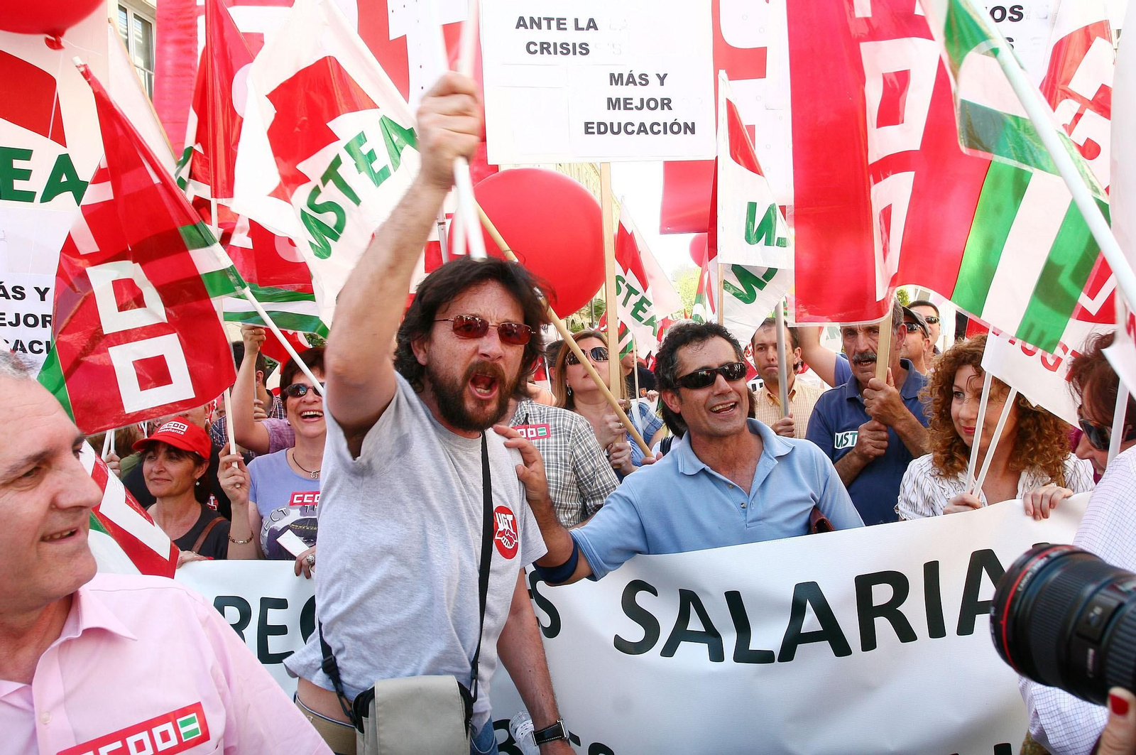 Una protesta de funcionarios para demandar una subida salarial en Huelva.