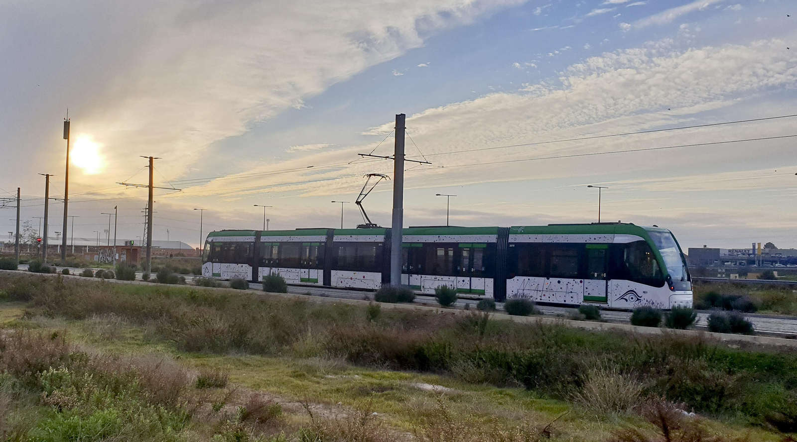 Un tren del Metro, a su paso por el tramo en superficie de la Universidad de Málaga.