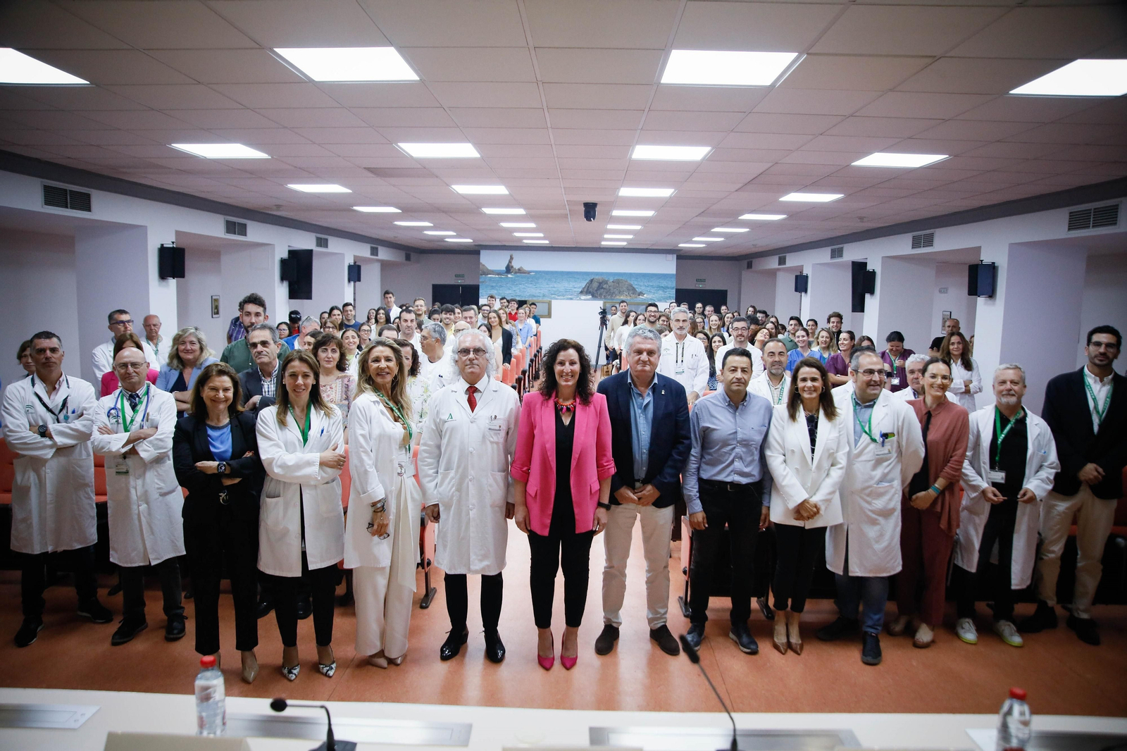 Acto desarrollado en el salón de actos del Hospital General a primera hora de la mañana con los residentes, la dirección, los jefes de servicio y autoridades.