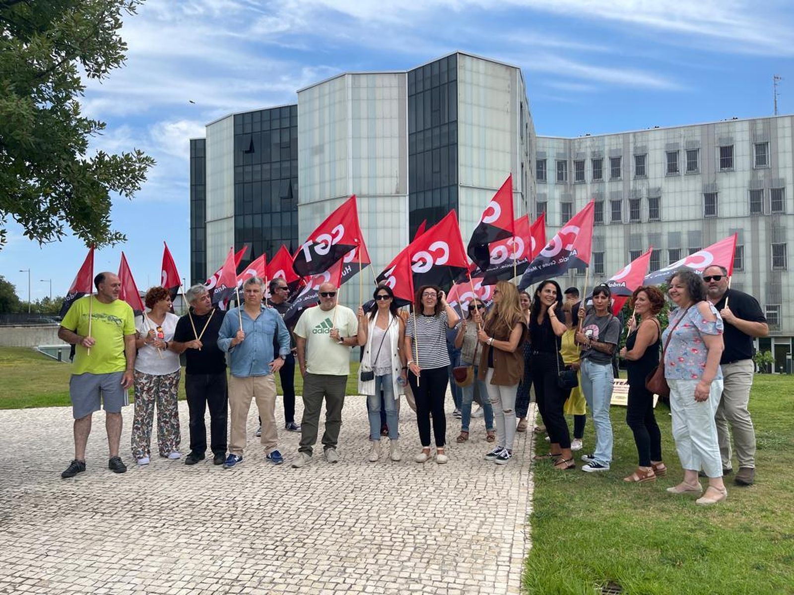 Protesta de la plantilla de Sherrytel Soluciones, junto a la sede de la empresa.
