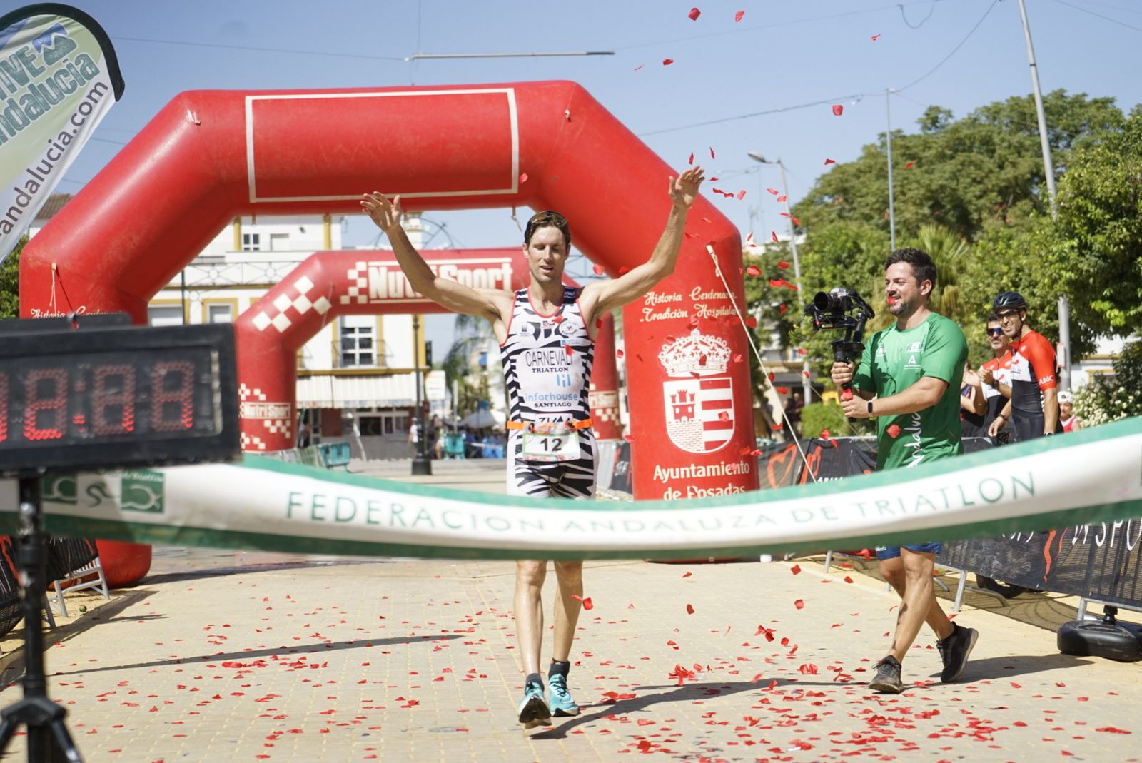 Carnevali alza los brazos a su llegada a la línea de meta en Posadas.