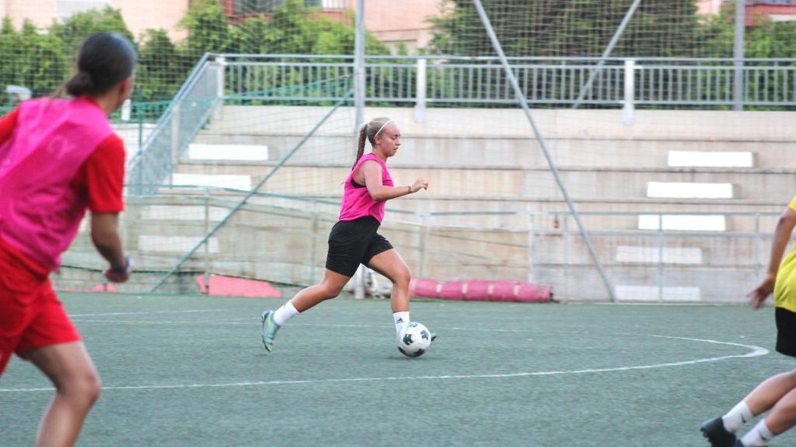 Paloma Valenzuela disputando un partido.