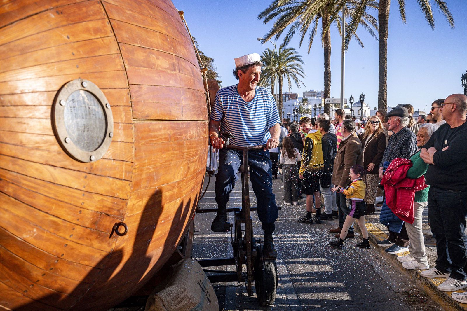 Las mejores imágenes de la Cabalgata del Humor del Carnaval de Cádiz 2026