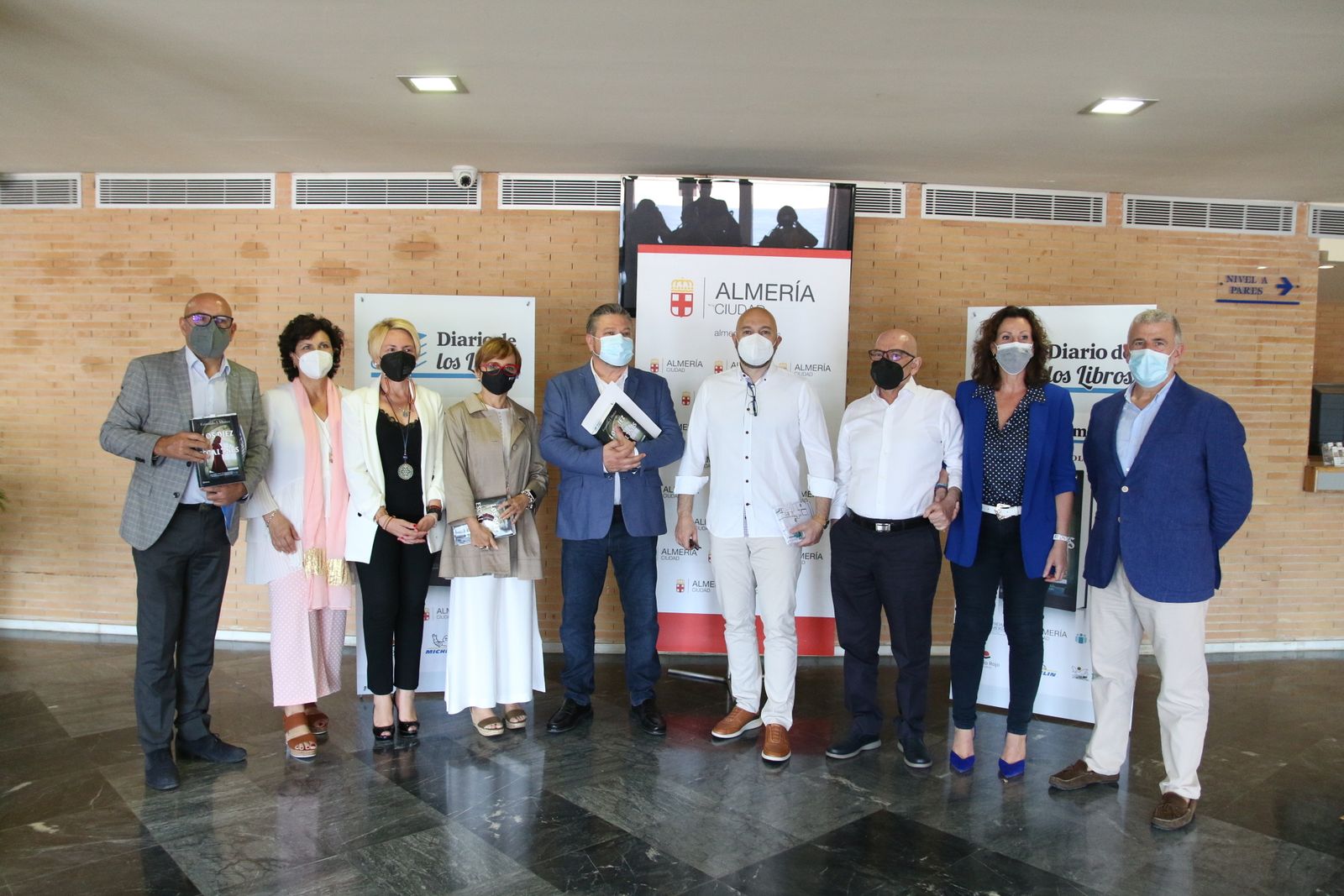 Fernando J. Múñez en el Auditorio Maestro Padilla con los organizadores y patrocinadores.