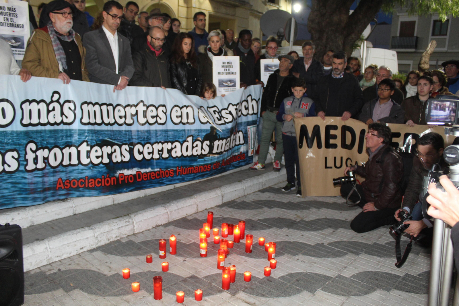 Los asistentes a la concentración de Barbate sujetan una de las pancartas en solidaridad con Samuel.