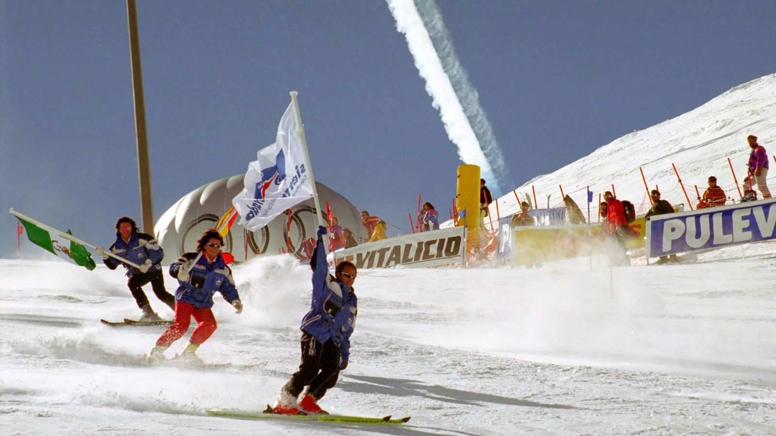 Paquito Fernández Ochoa, con la bandera de  la estación
