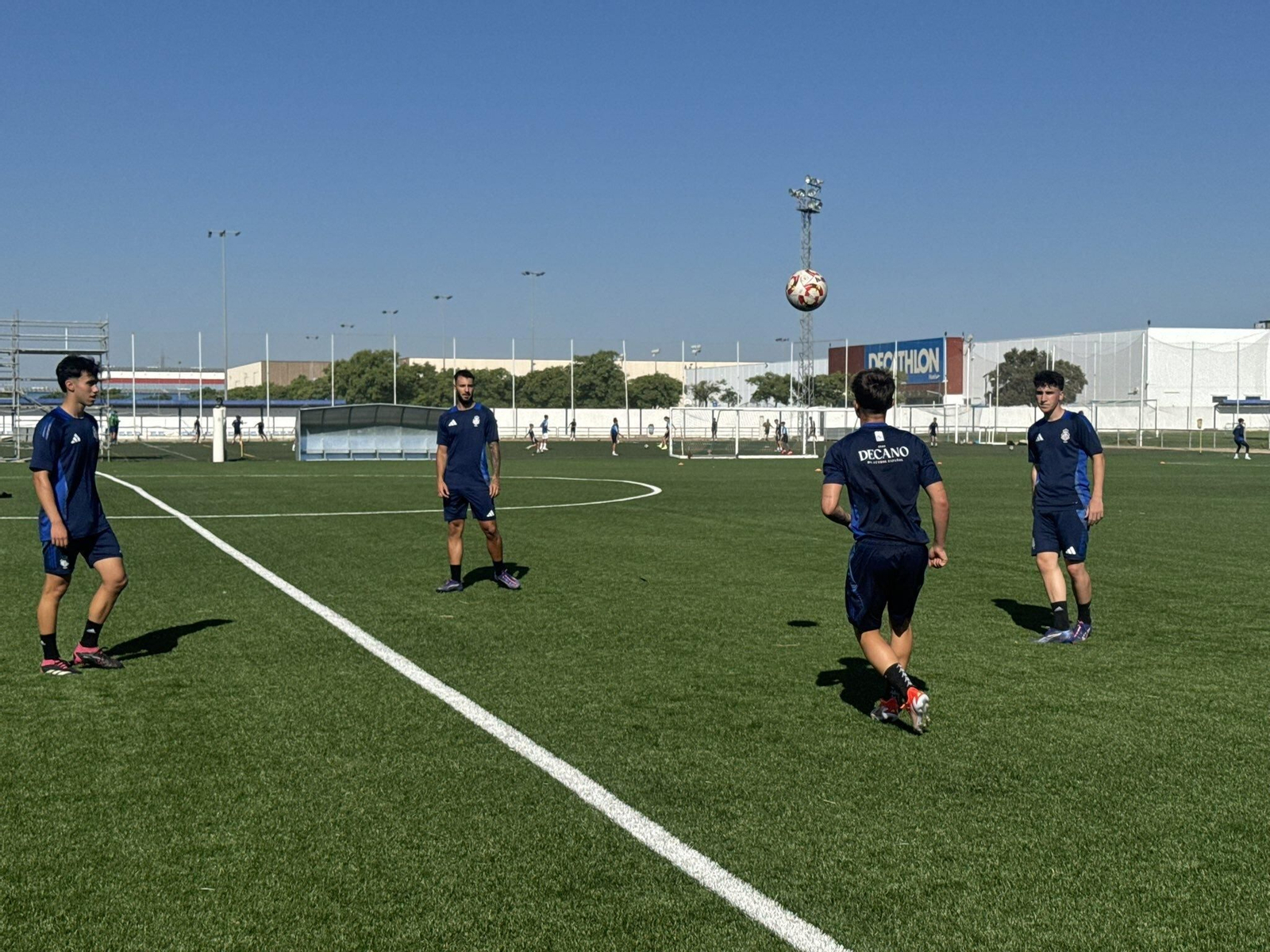 Cuatro jugadores del Atlético Onubense en su primer entrenamiento.