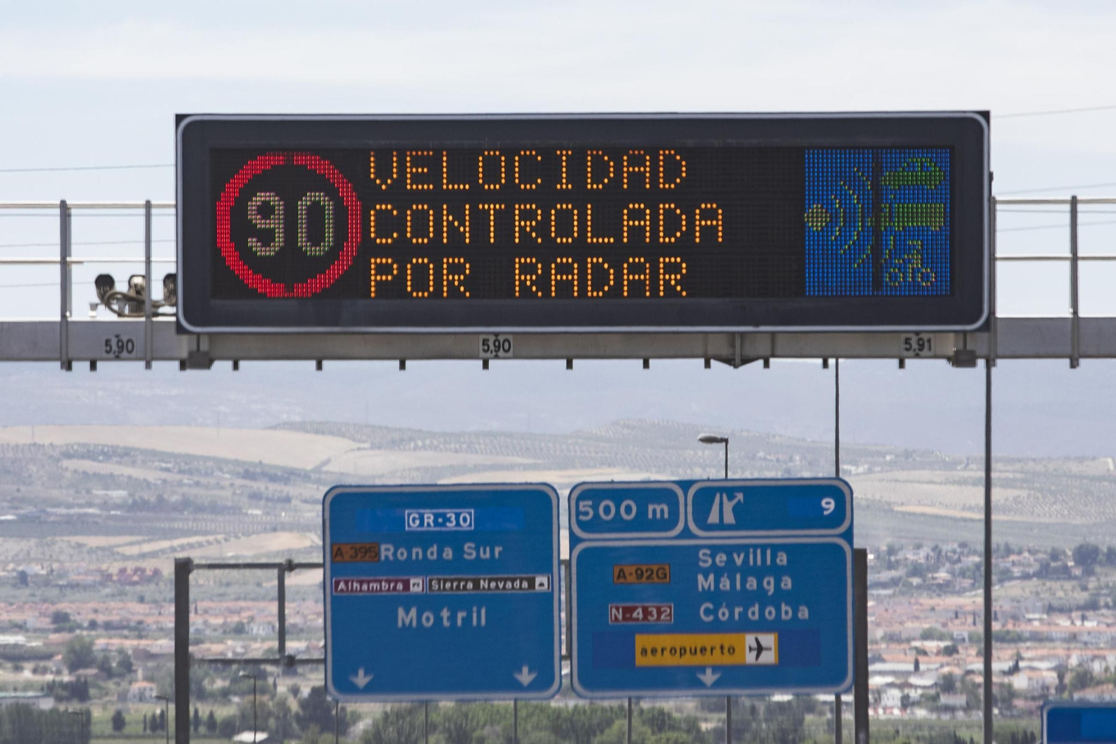 Cartel de aviso de radares de trafico.