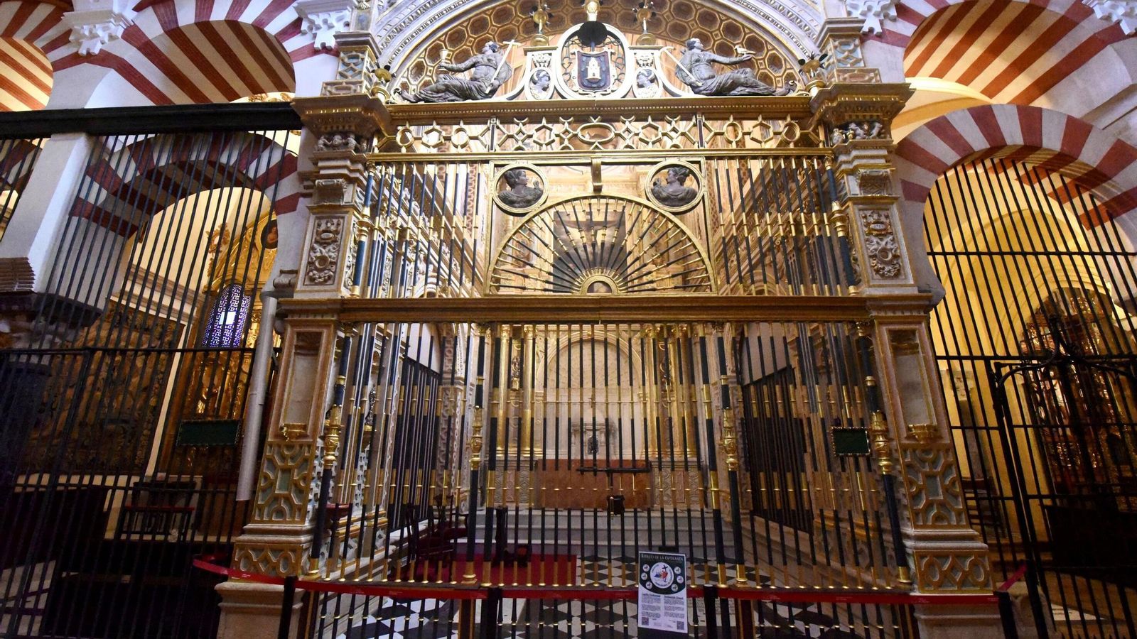 Capilla del Espíritu Santo, de Hernán Ruiz y con obras de Pablo de Céspedes y Cesare Arbasia.