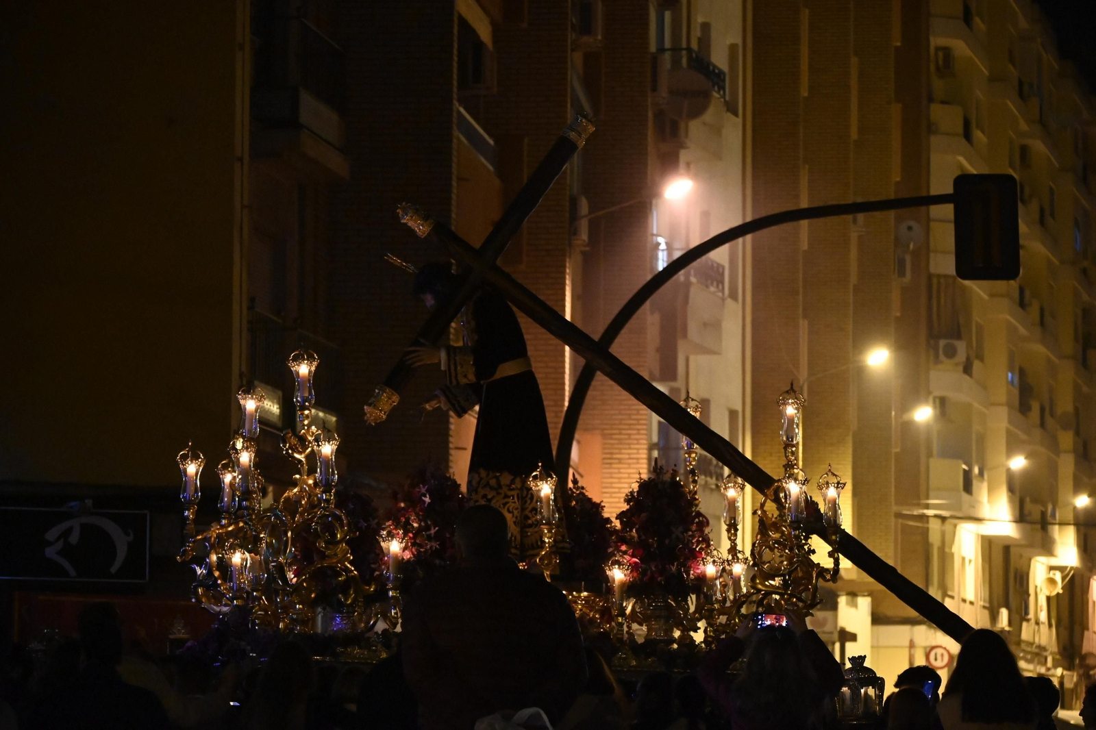 El Vía Crucis de la Semana Santa de Huelva, en imágenes