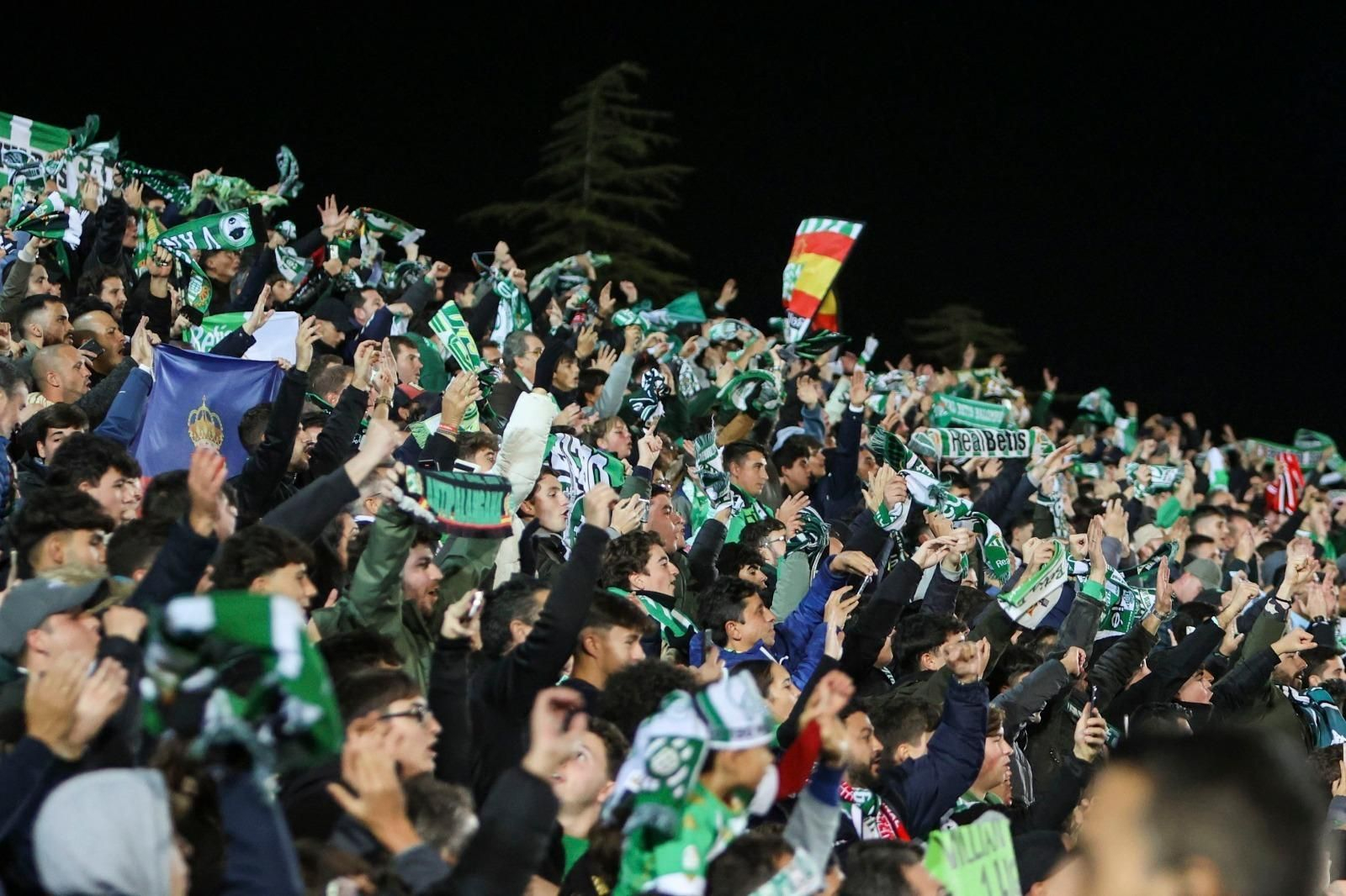 La afición del Betis anima a su equipo en Copa del Rey frente al Villanovense. La afición del Betis anima a su equipo en Copa del Rey frente al Villanovense.