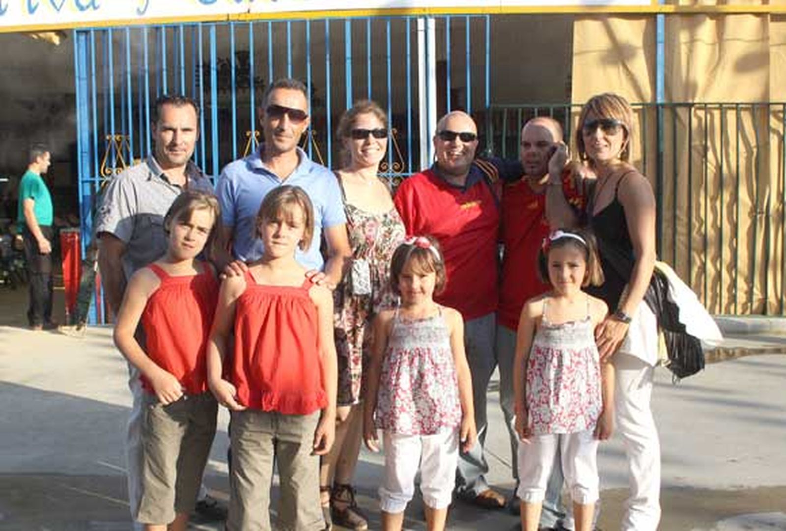 Imagen de una familia en el real, con apoyo a la selección incluido

Foto: Vanessa Perez/J.M.Q.