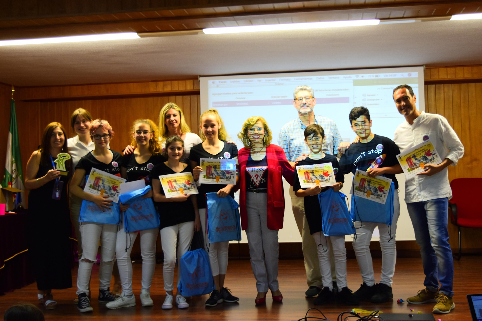 Alumnos del IES El Palmeral junto a la directora, Clara Castaño, y sus profesores.