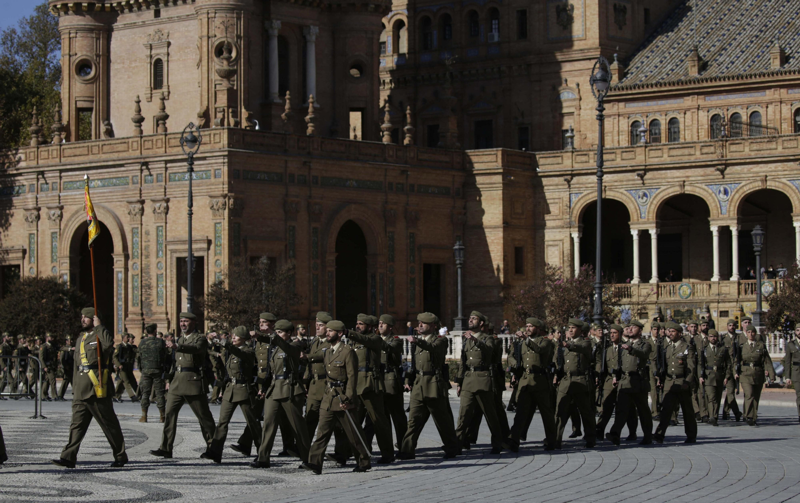 Desfile en la plaza de España de Sevilla.