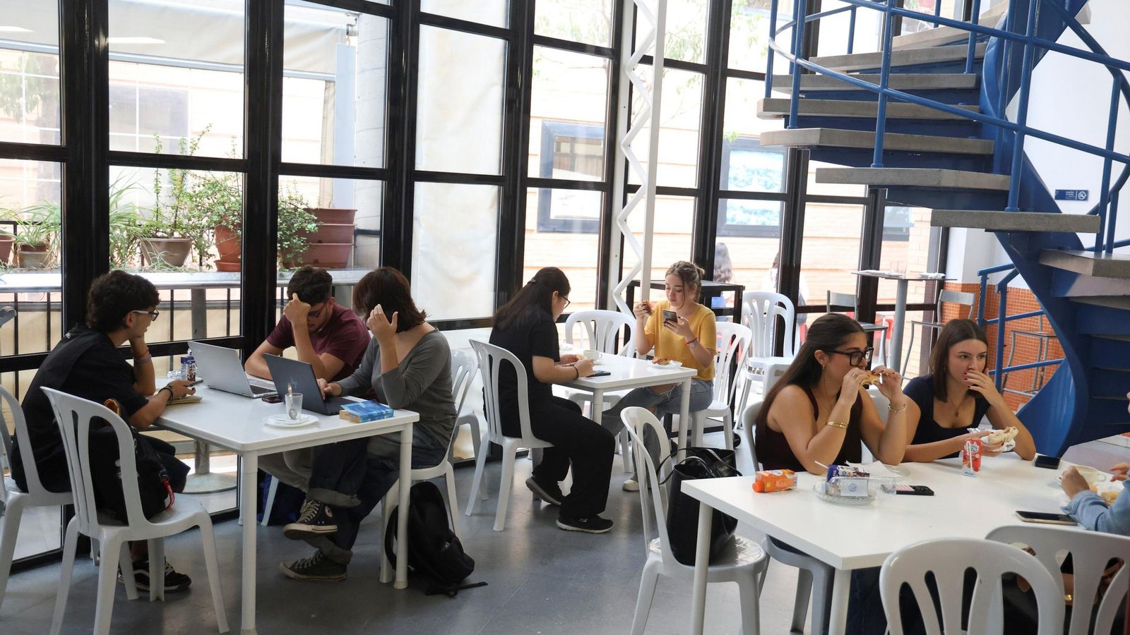 Interior de la cafetería de Educación.