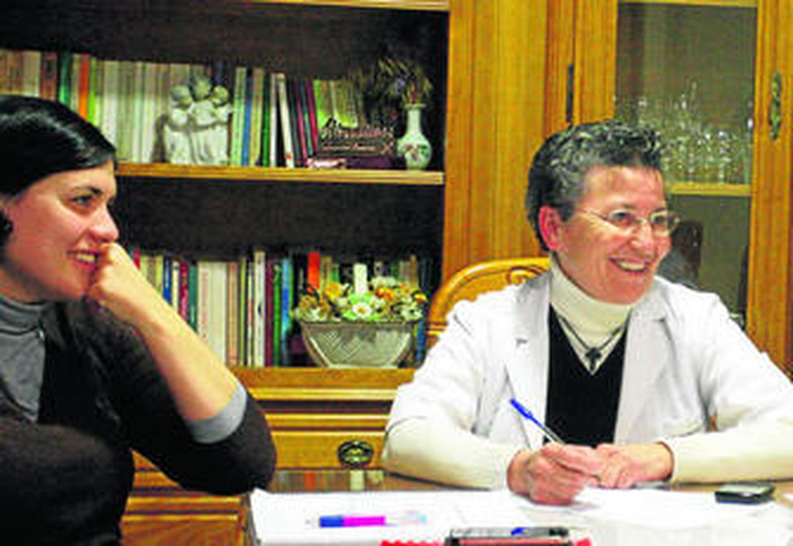 Sor Magdalena, a la derecha de la imagen, ayer en el Hogar Marillac.