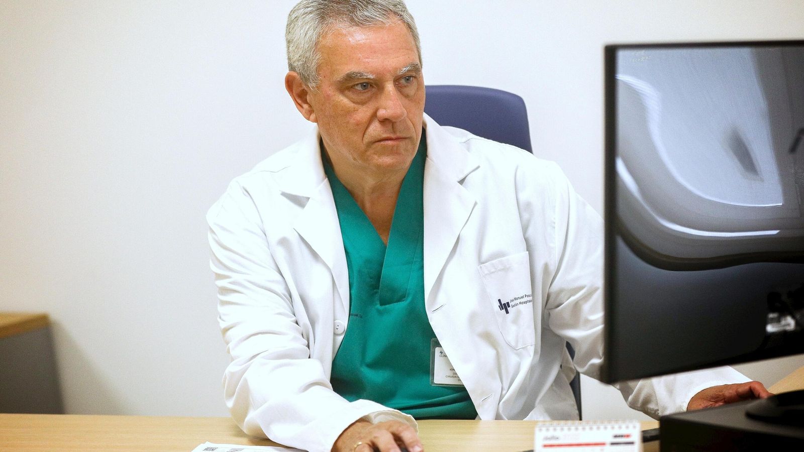 El director médico de San Rafael, en su despacho