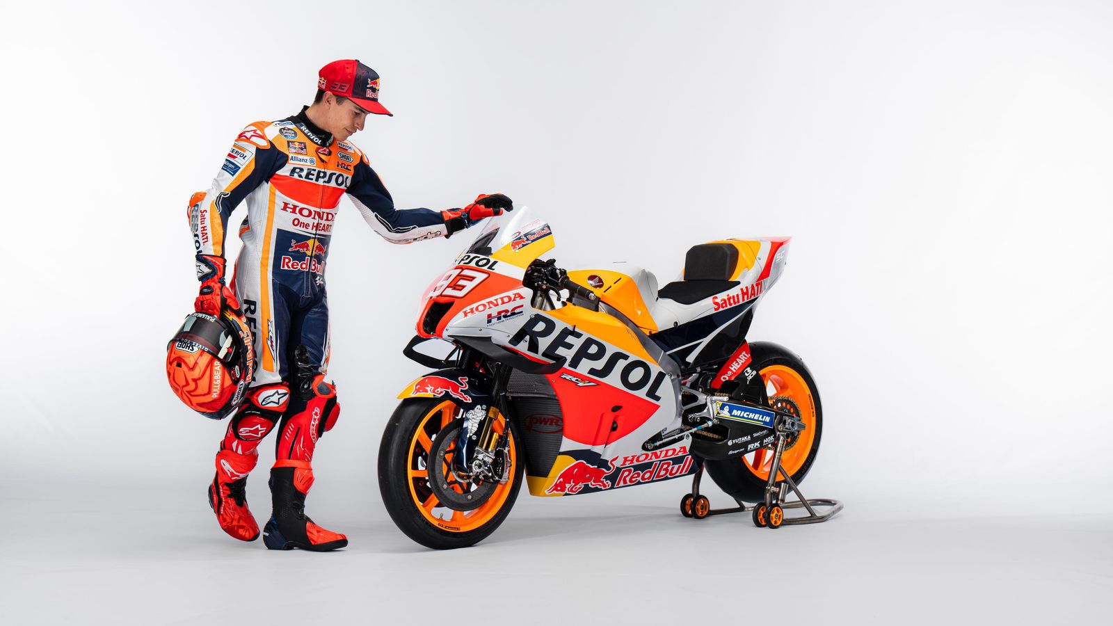 Márquez observa la RC213V, una moto "que aún no siento mía".