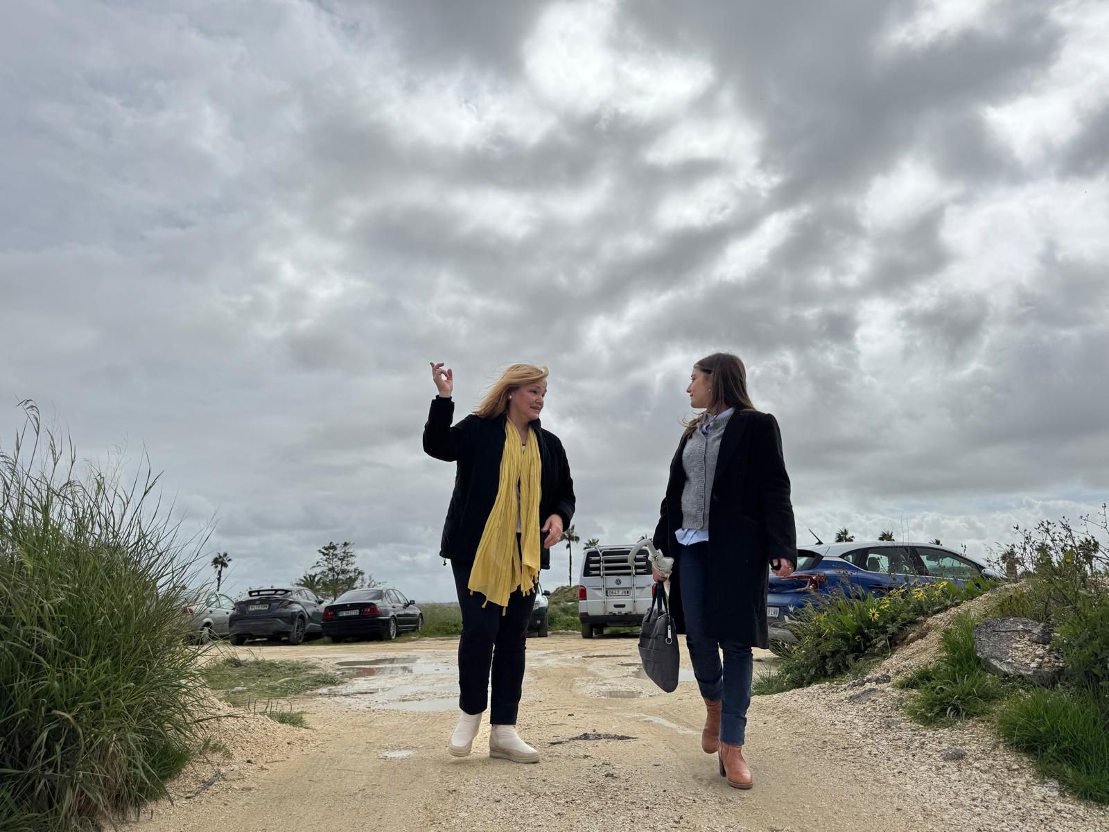 Las concejalas del PP María José de Alba y María del Carmen Roa, en los terrenos de La Magdalena de San Fernando