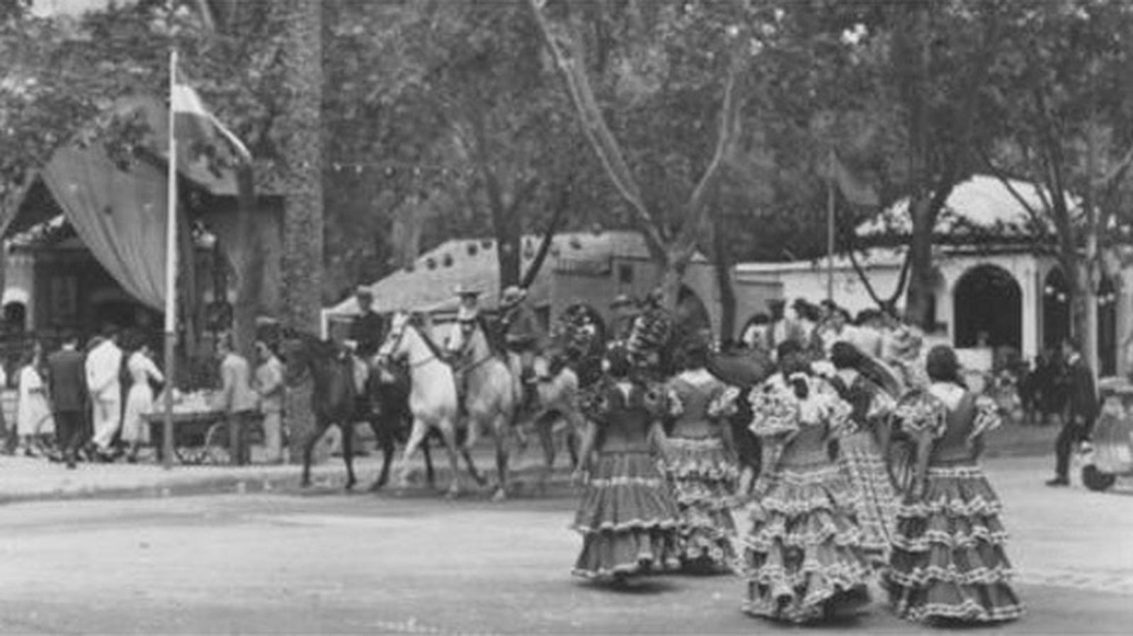 Mujeres vestidas de flamenca pasean por el Real