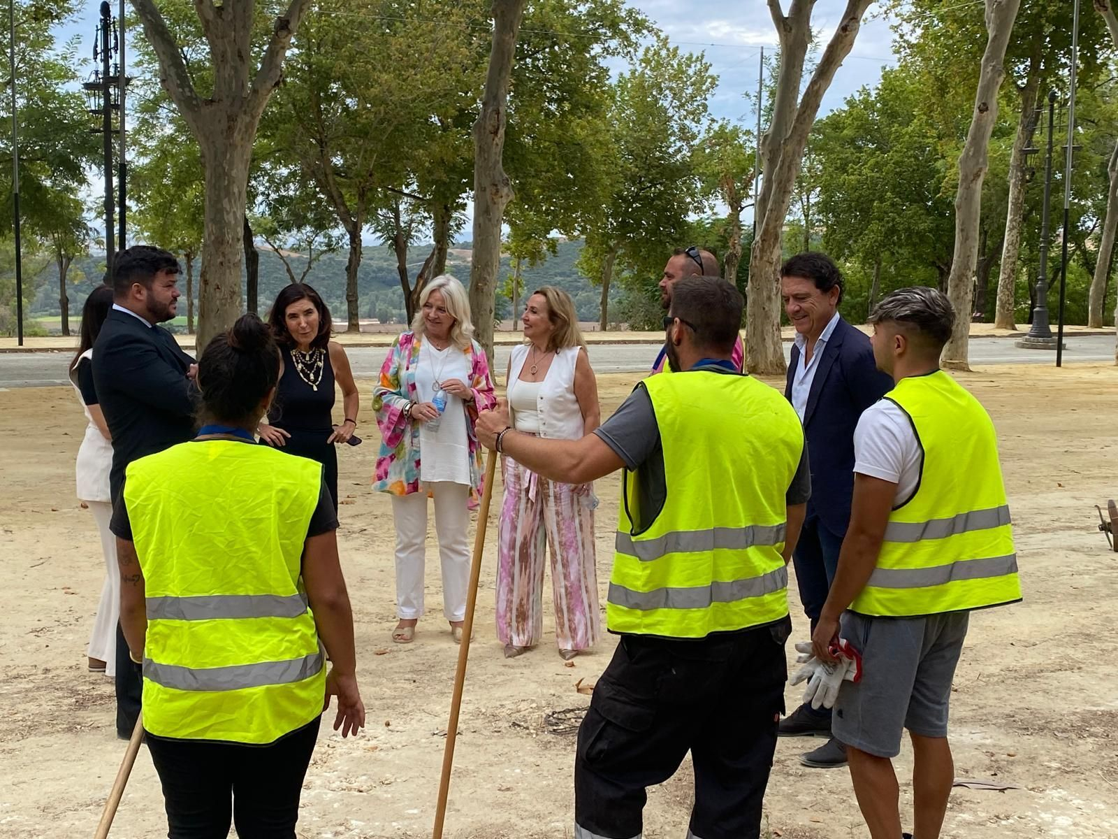 La consejera Rocío Blanco y otras autoridades departen con un grupo de operarios. La consejera Rocío Blanco y otras autoridades departen con un grupo de operarios.