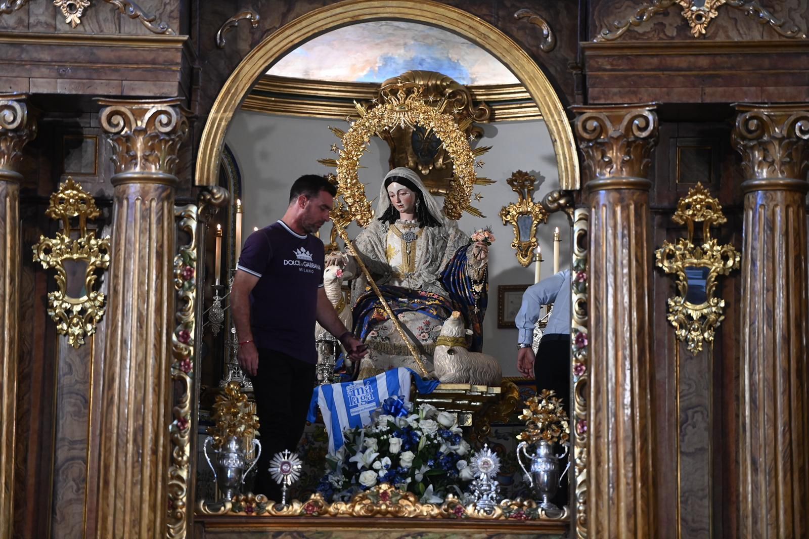 La ofrenda floral del Málaga CF a la Divina Pastora, en fotos