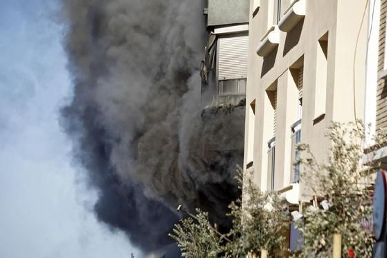 Espectacular incendio en un edificio de la calle Brasil. /Jesús Marín