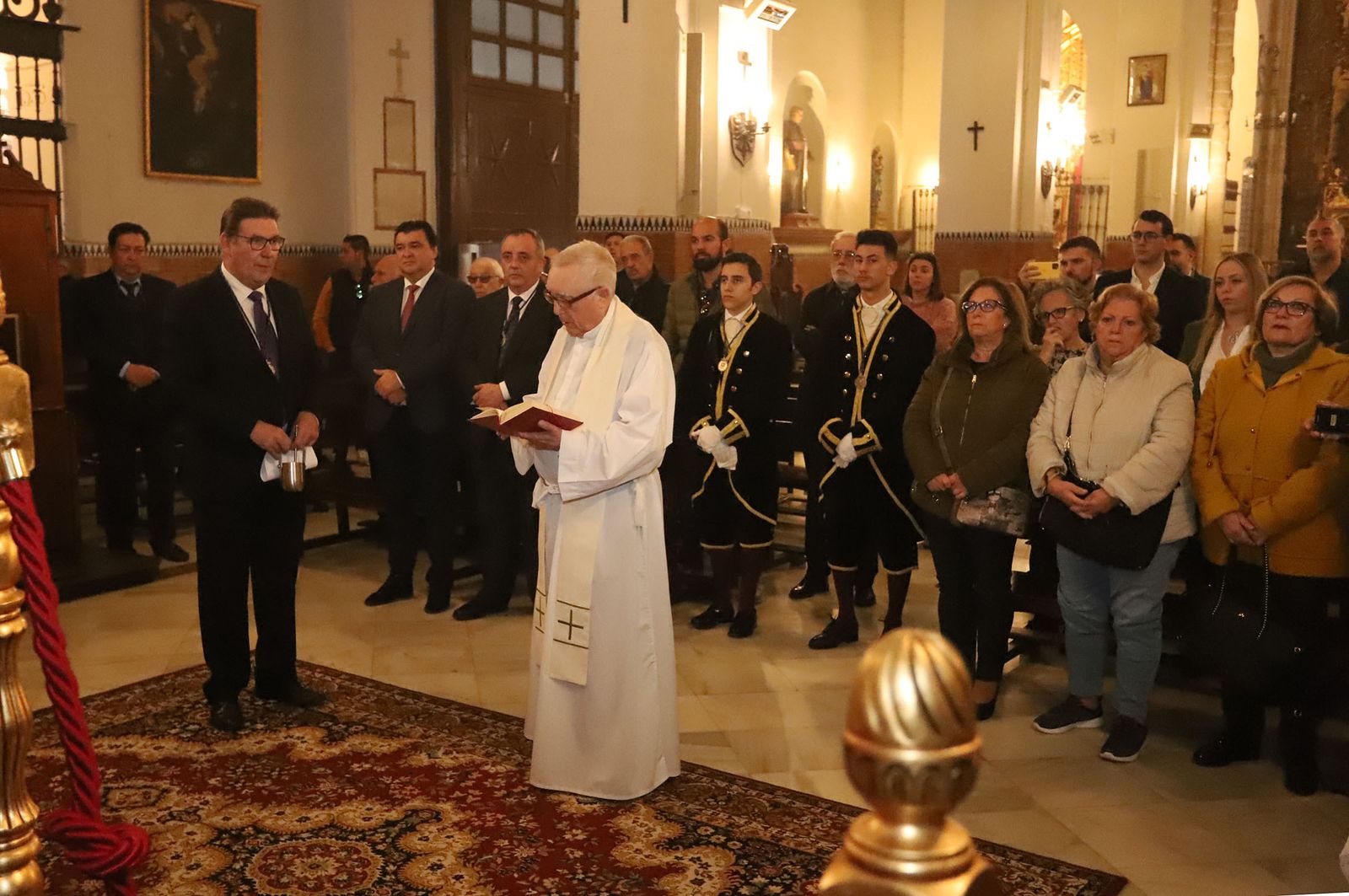 Imágenes de la bendición la la nueva túnica del Señor de Pasión y posterior besamanos
