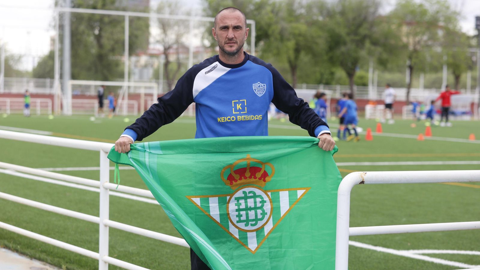 Dani posa con una bandera del Betis.
