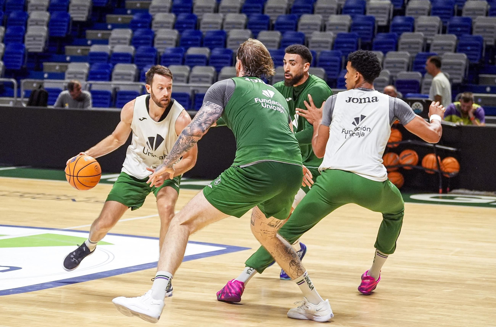 A falta de fichajes, Butajevas y Trujillo toman protagonismo en el Unicaja