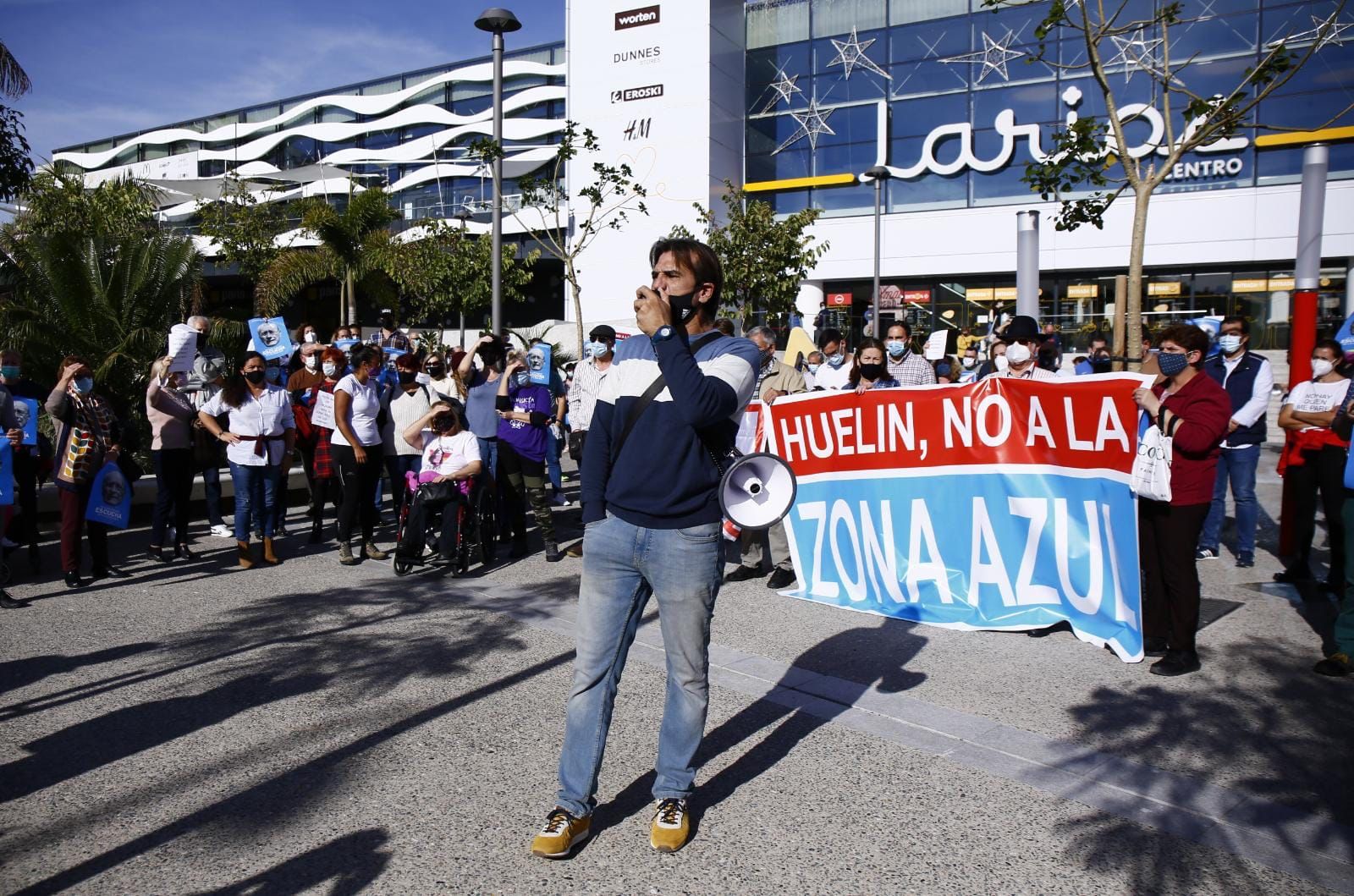Imagen de la concentración de vecinos de Huelin, en la Plaza de la Solidaridad.