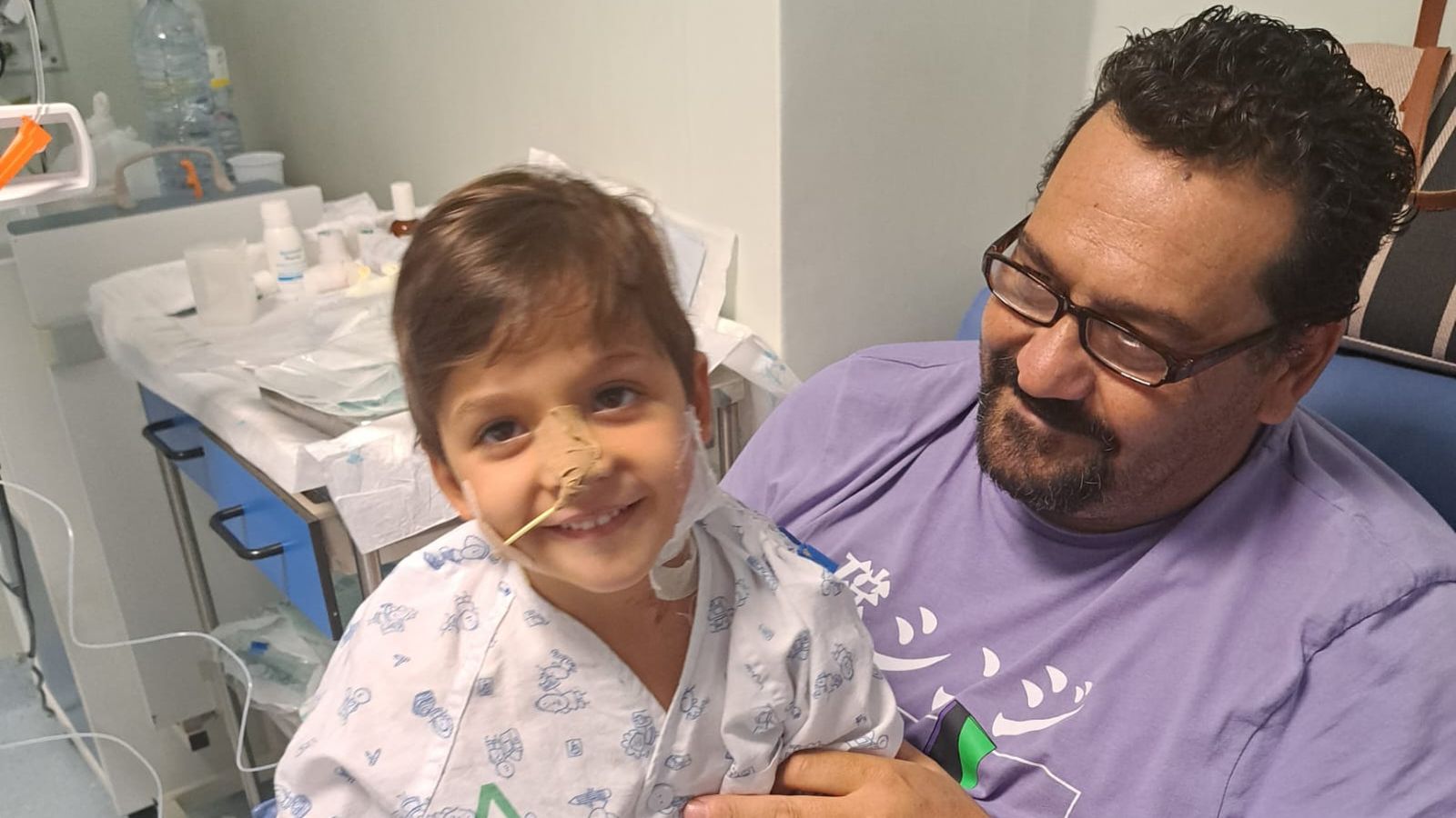 Ángel junto a su padre, Vicente, en una hospitalización.