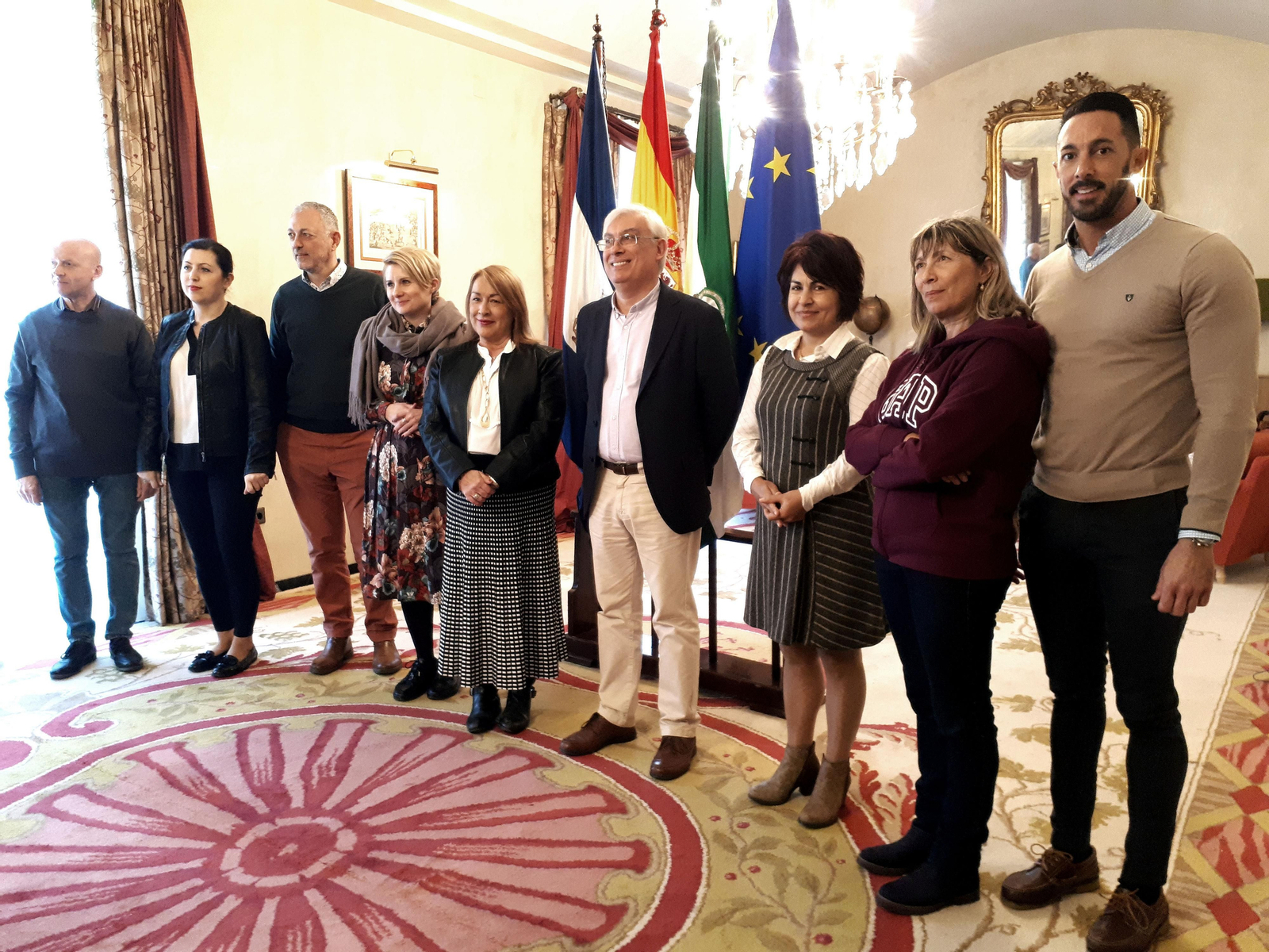 Los responsables del CEIP Blas Infante y los profesores polacos y griegos, durante le recepción en el Ayuntamiento.