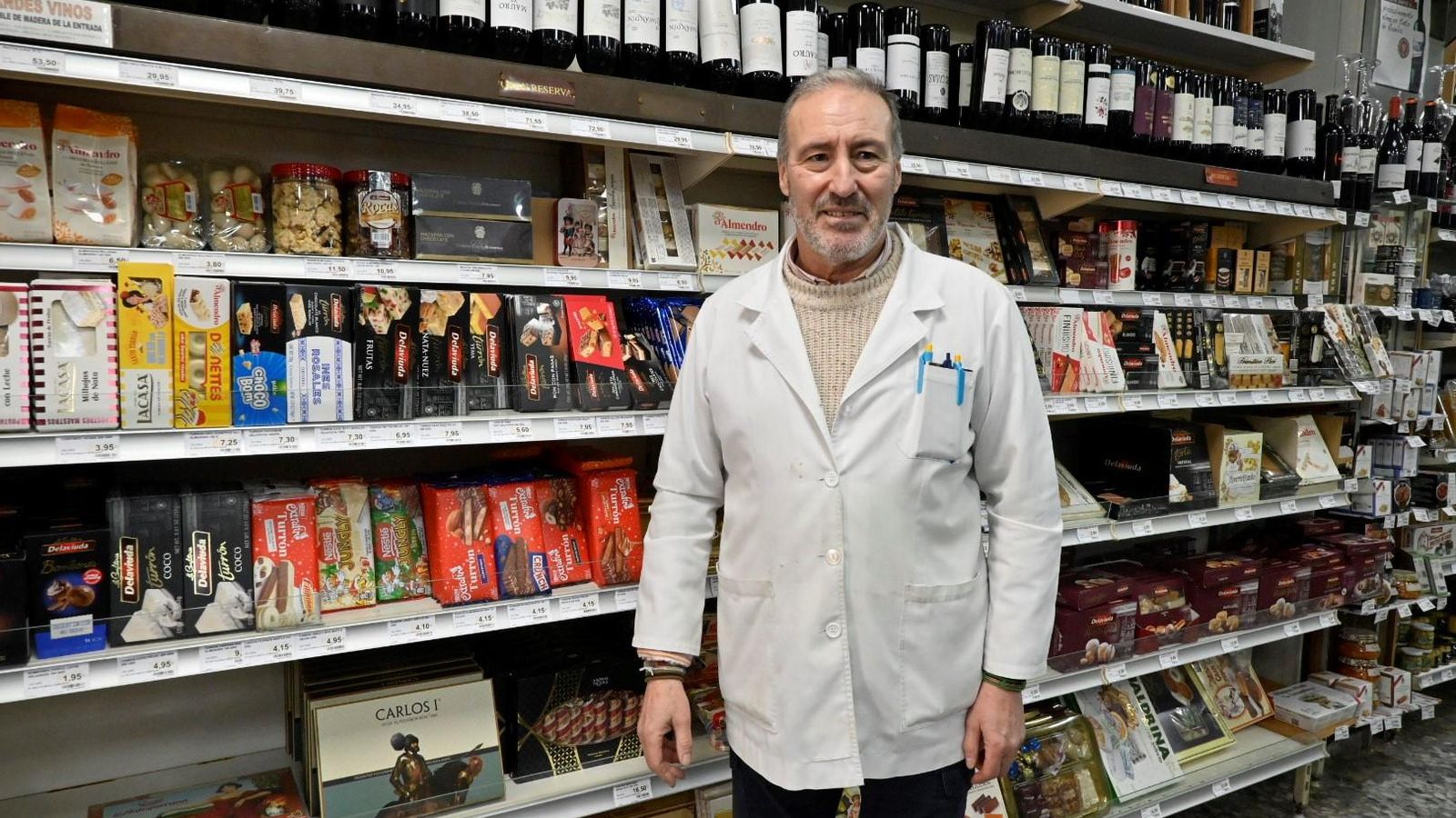 Jose Tomás con la bata blanca que identifica a los trabajadores de la tienda.