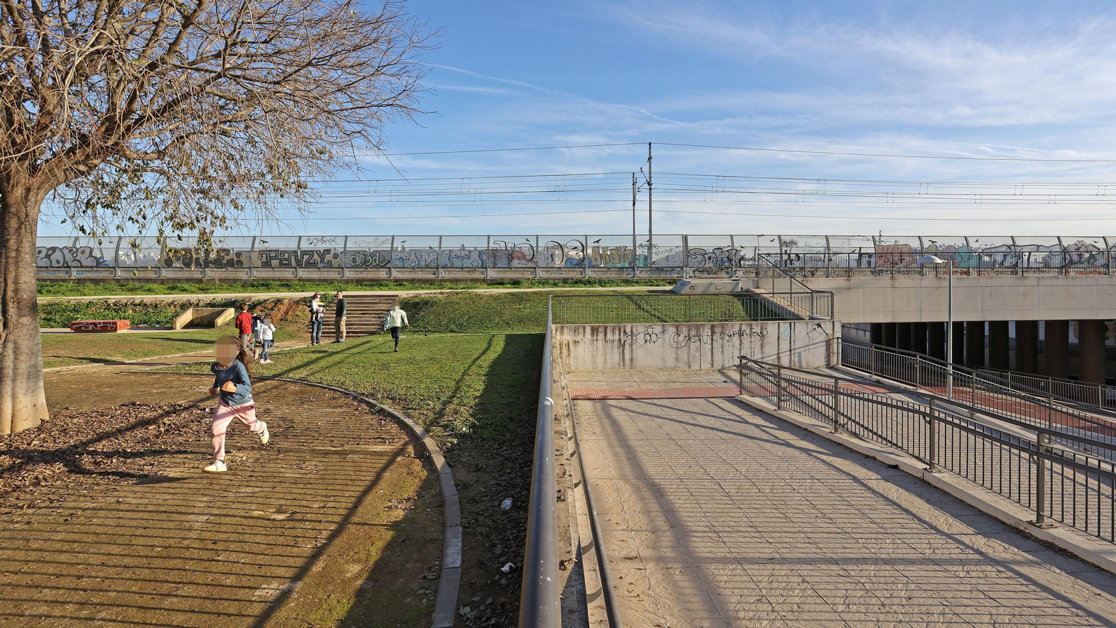 Punto del Parque Atocha donde se proyecta el futuro apeadero de tren de la zona norte.