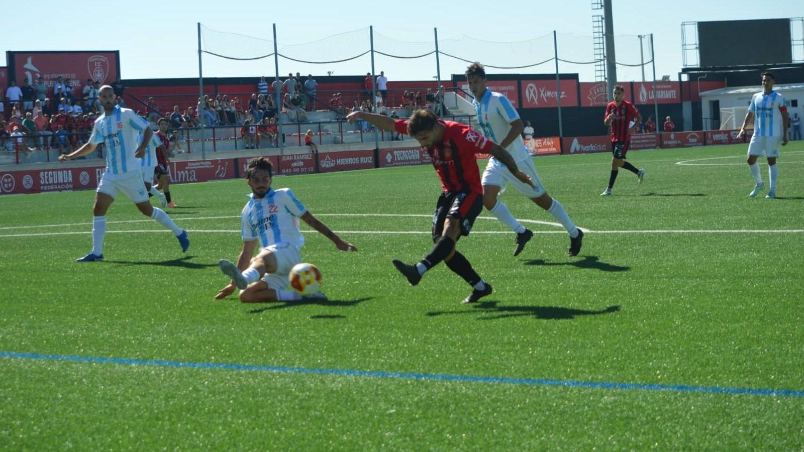 Cacho remata ante la presencia de un rival.