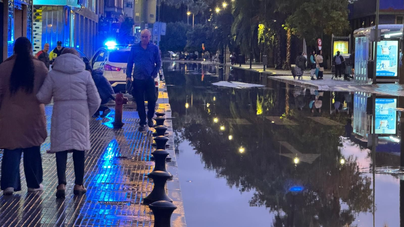 La Policía realiza intervenciones en la capital onubense por las incidencias de la borrasca Claudia.