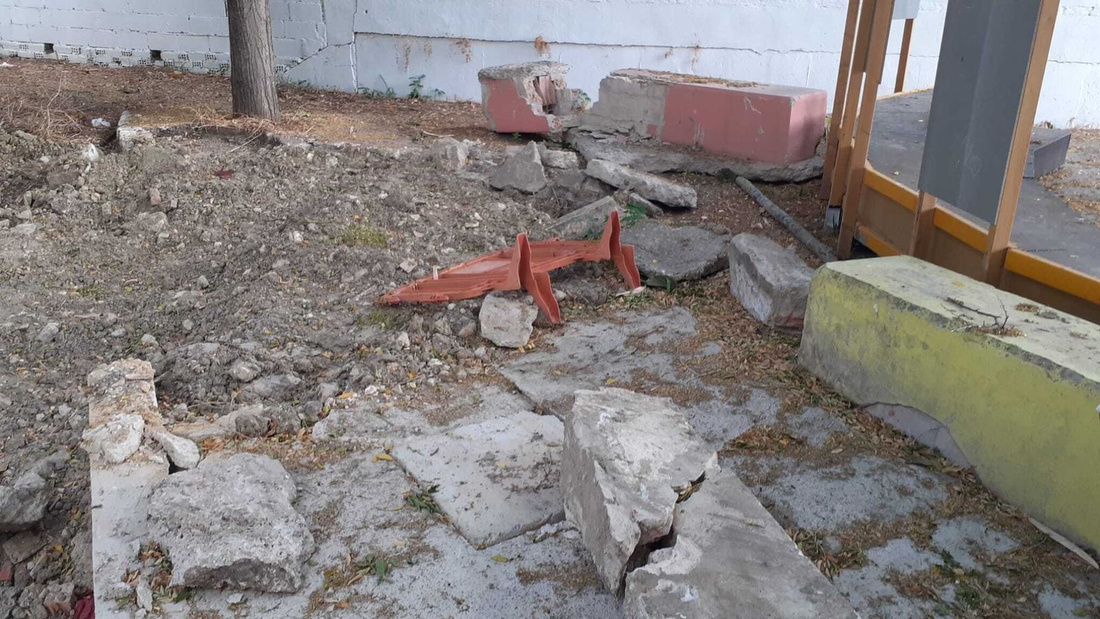 Una imagen de los escombros que hay en el patio tras las obras.