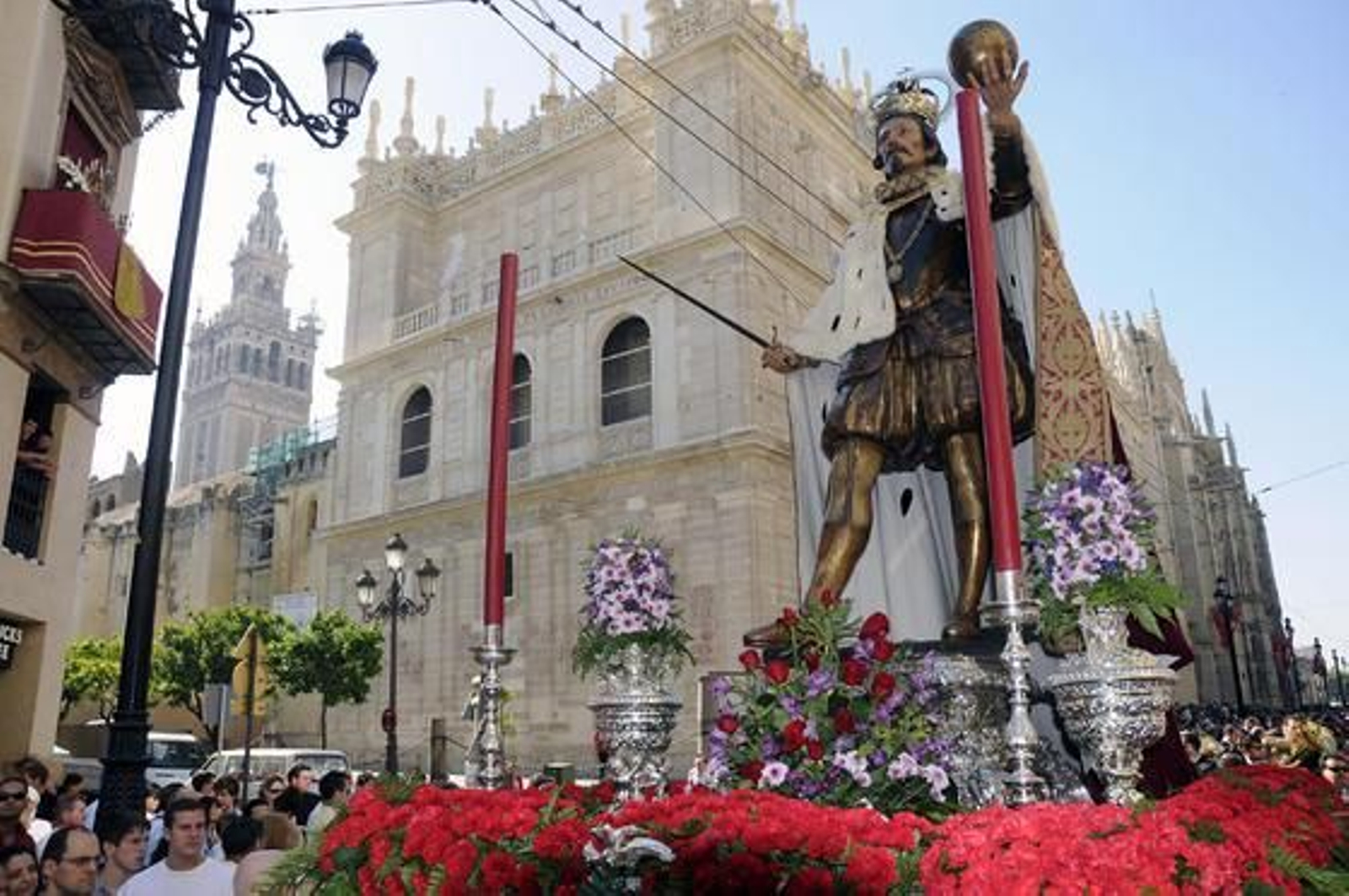 El patrón de Sevilla, San Fernando, porta en las manos lae spada, la bola y va tocado con corona.

Foto: Juan Carlos Váquez