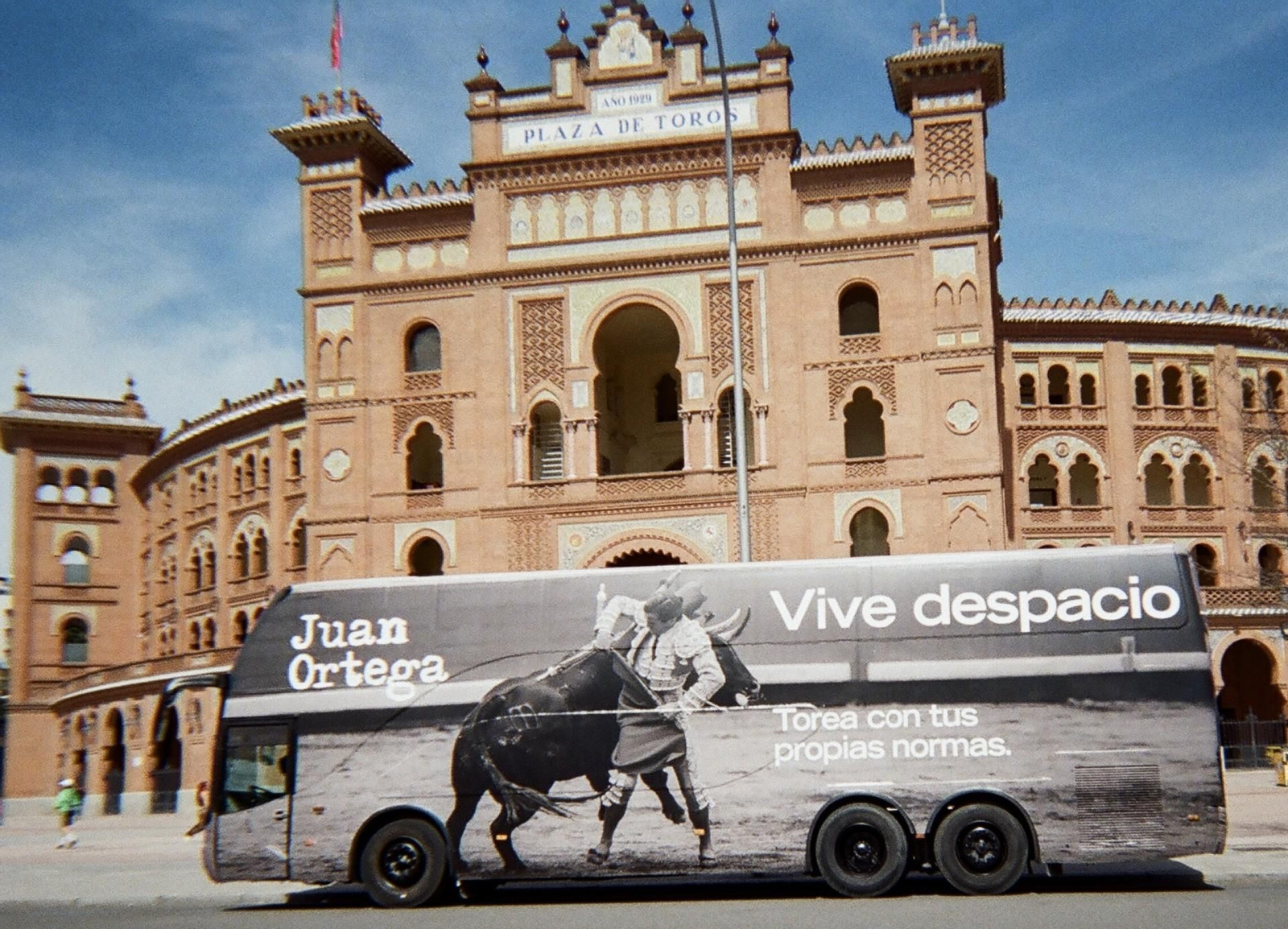 La campaña de Juan Ortega también se publicita en autobuses.