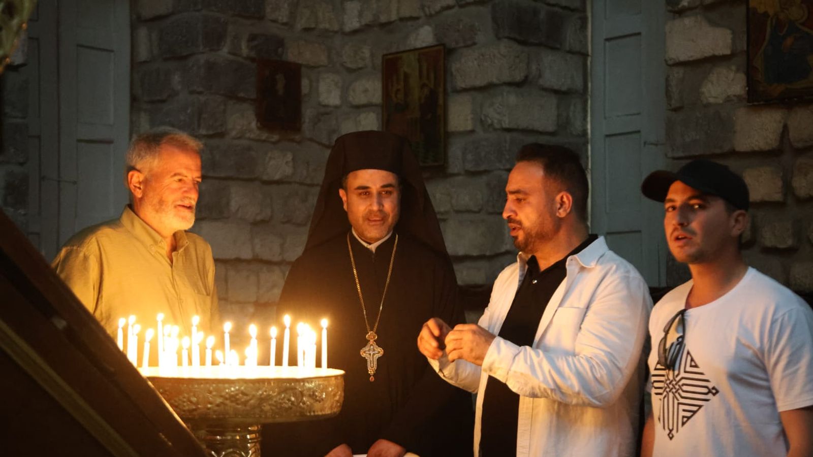 Los jinetes junto al patriarca ortodoxo de Damasco.