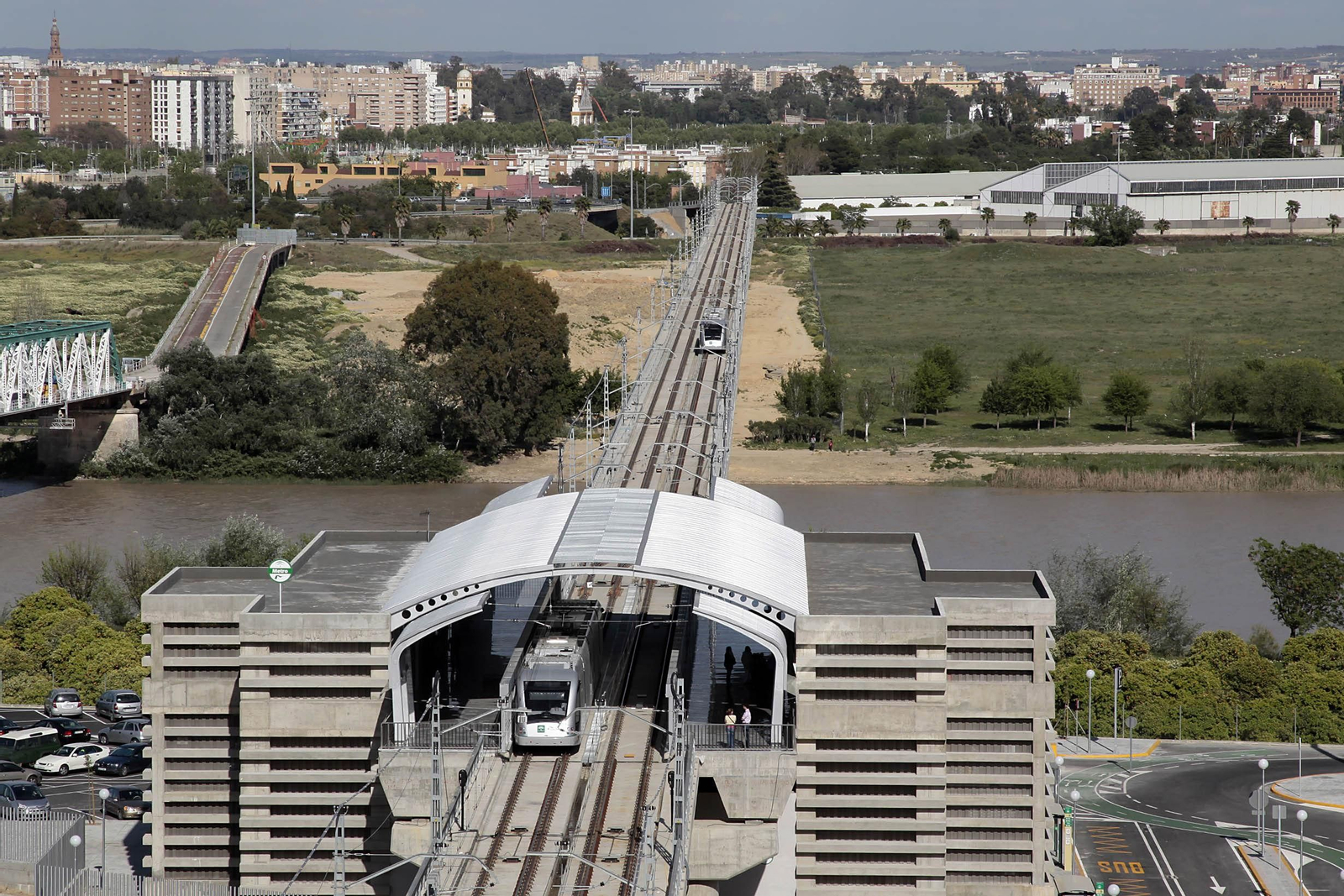 Un metro realiza una para en San Juan Bajo.