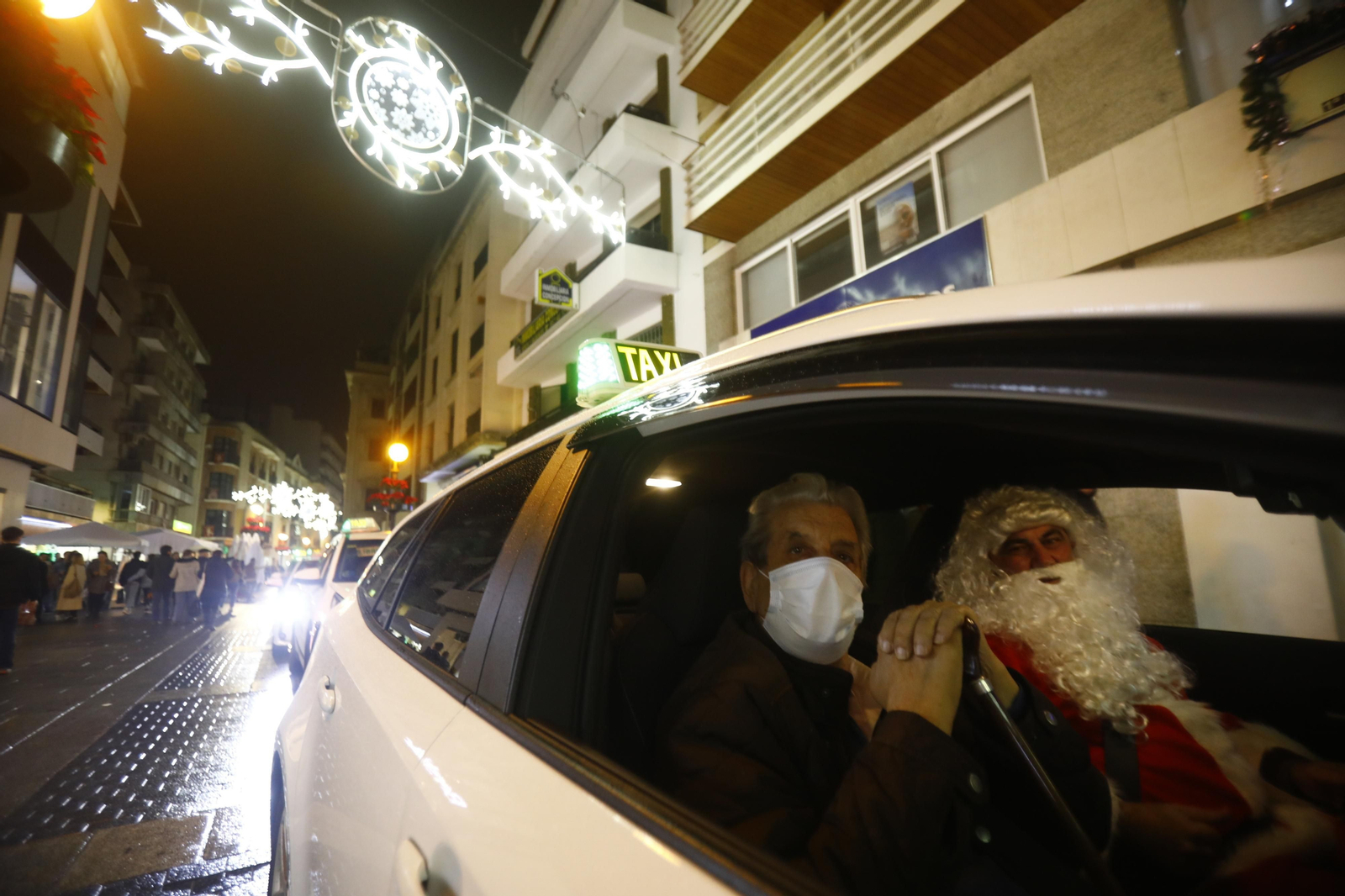 Las imágenes del Paseo de la Ilusión en taxi por Córdoba para mostrar las luces de Navidad a los mayores Las imágenes del Paseo de la Ilusión en taxi por Córdoba para mostrar las luces de Navidad a los mayores