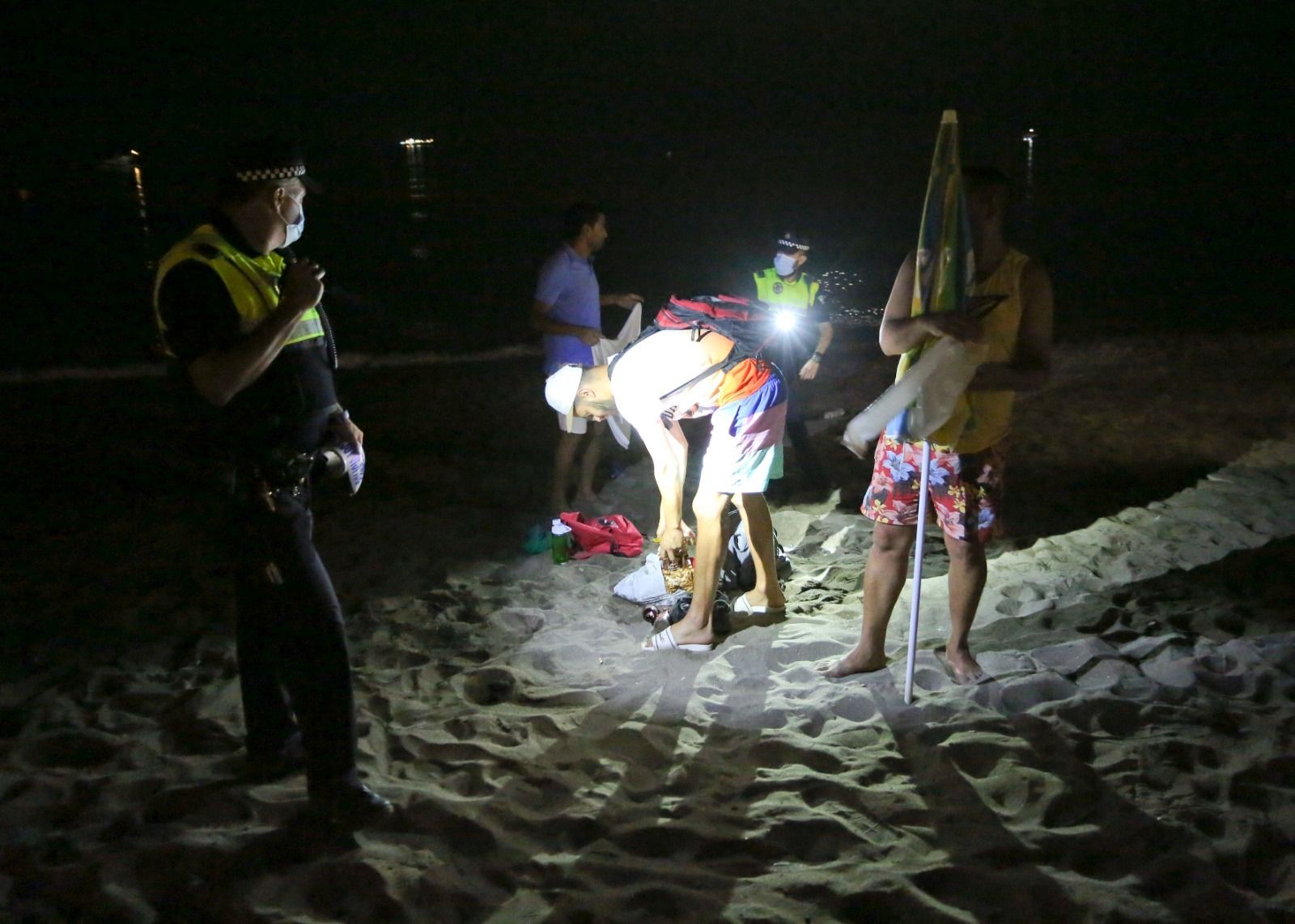 Fotos: Primera noche de cierre de playas en Málaga