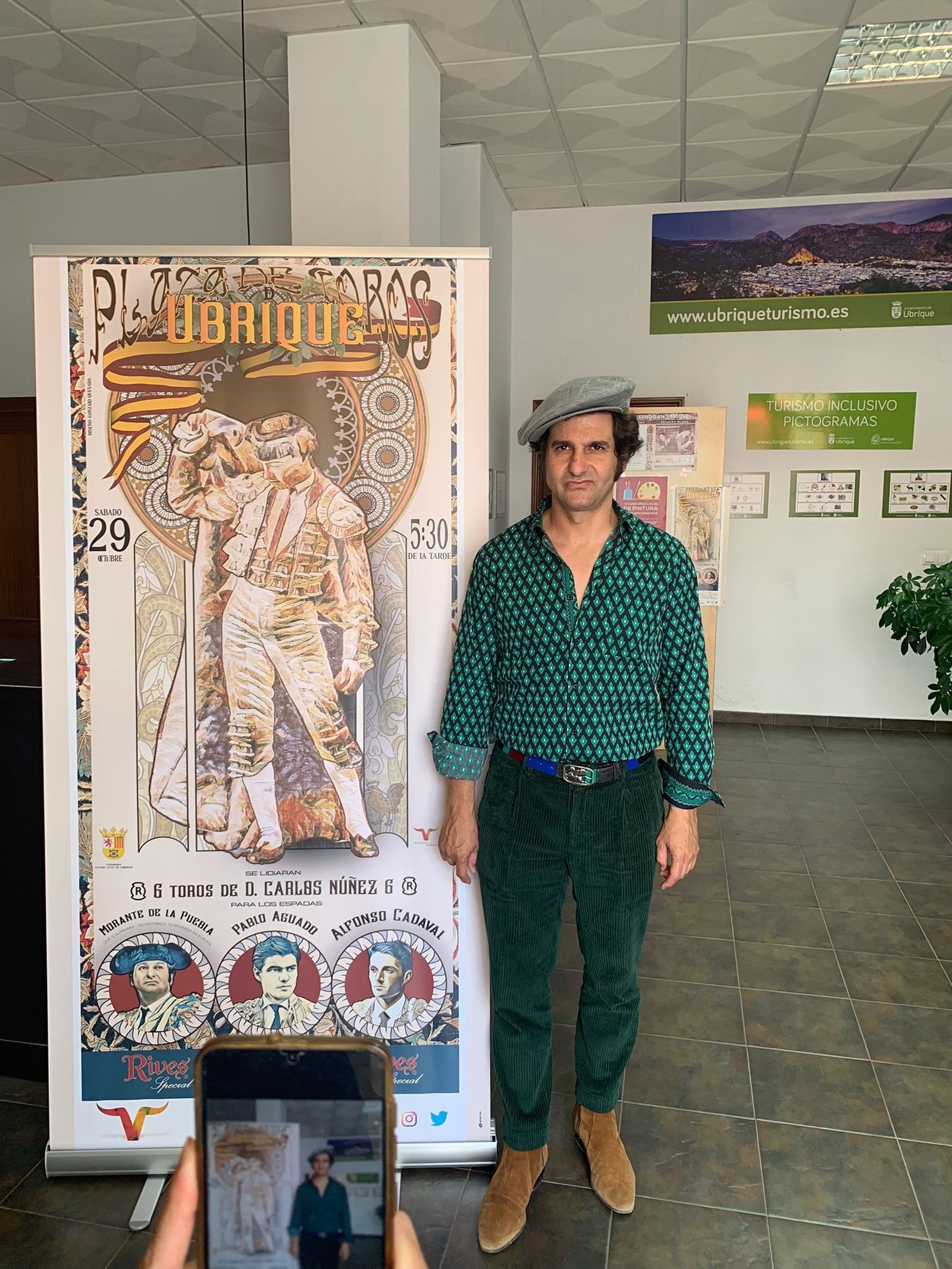 El matador sevillano, junto al cartel.