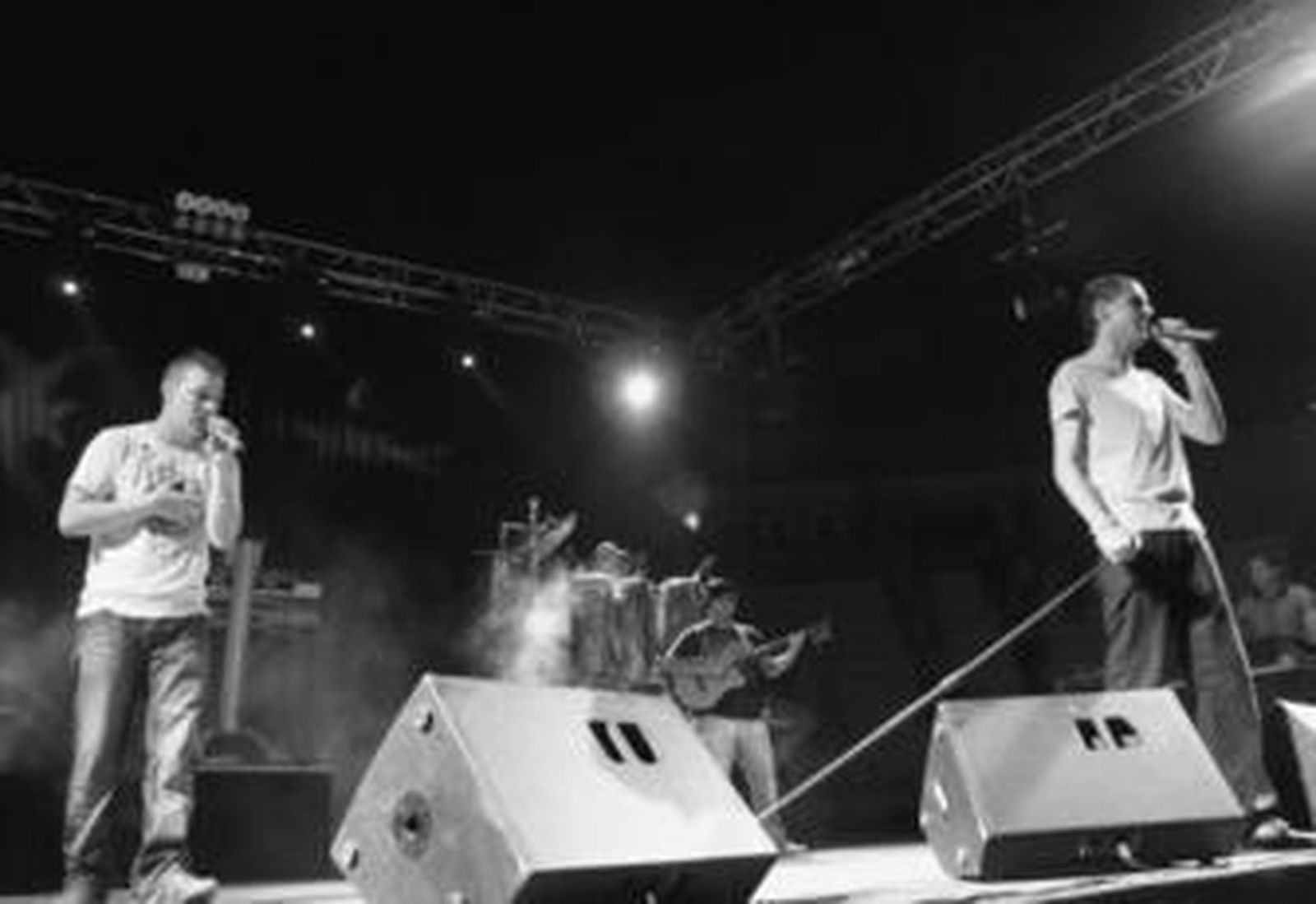 Yerai y Manolo, componentes de Los Rebujitos, el pasado martes en la Plaza de Toros de Tarifa.