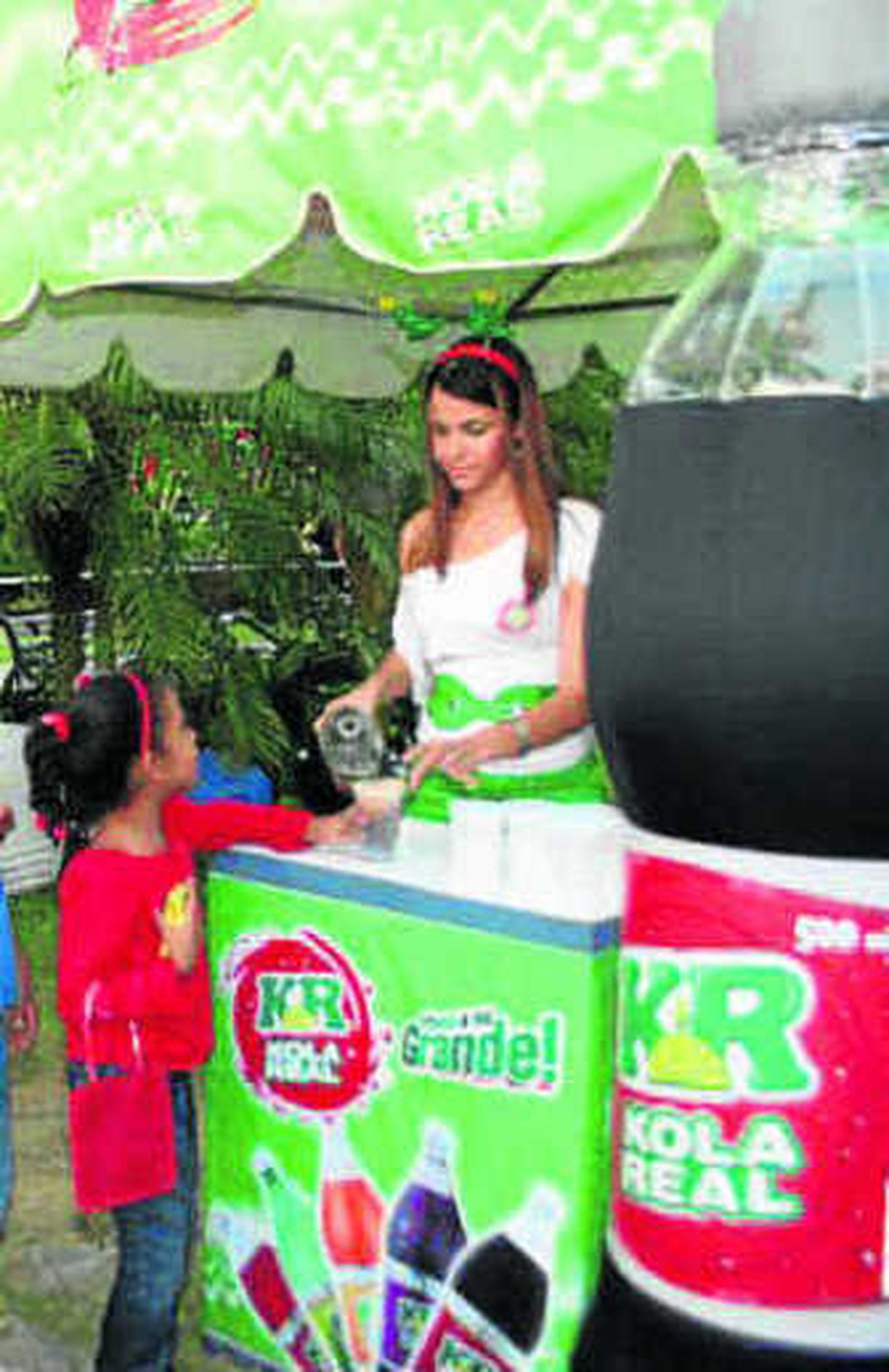 Campaña promocional de Kola Real entre los chavales en Perú.