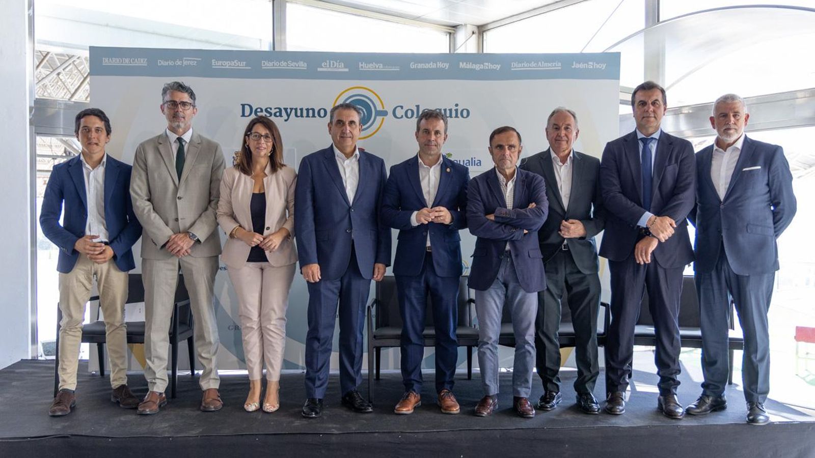 Foto de familia de los participantes en el desayuno-coloquio de Jaén Hoy. Foto de familia de los participantes en el desayuno-coloquio de Jaén Hoy.