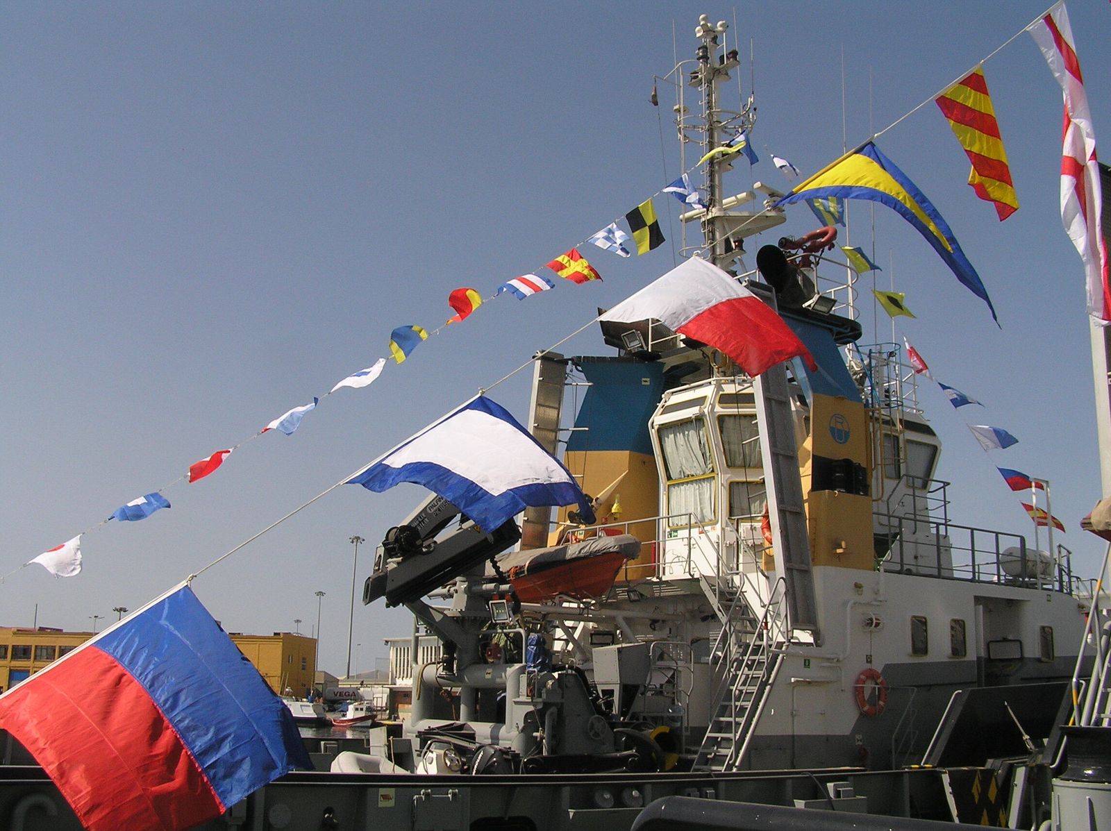 Remolcadores de Málaga engalanados para celebrar el día la Virgen del Carmen.
